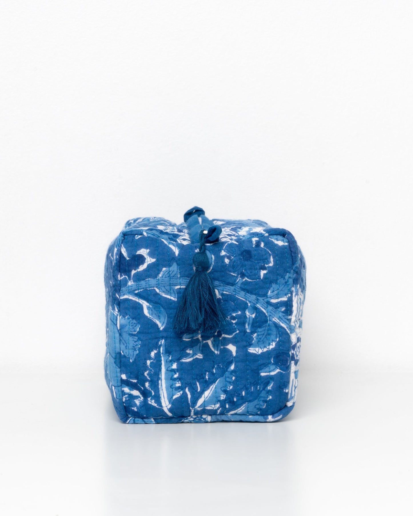 Beauty case da viaggio blu stampato a mano con tecnica block-print.