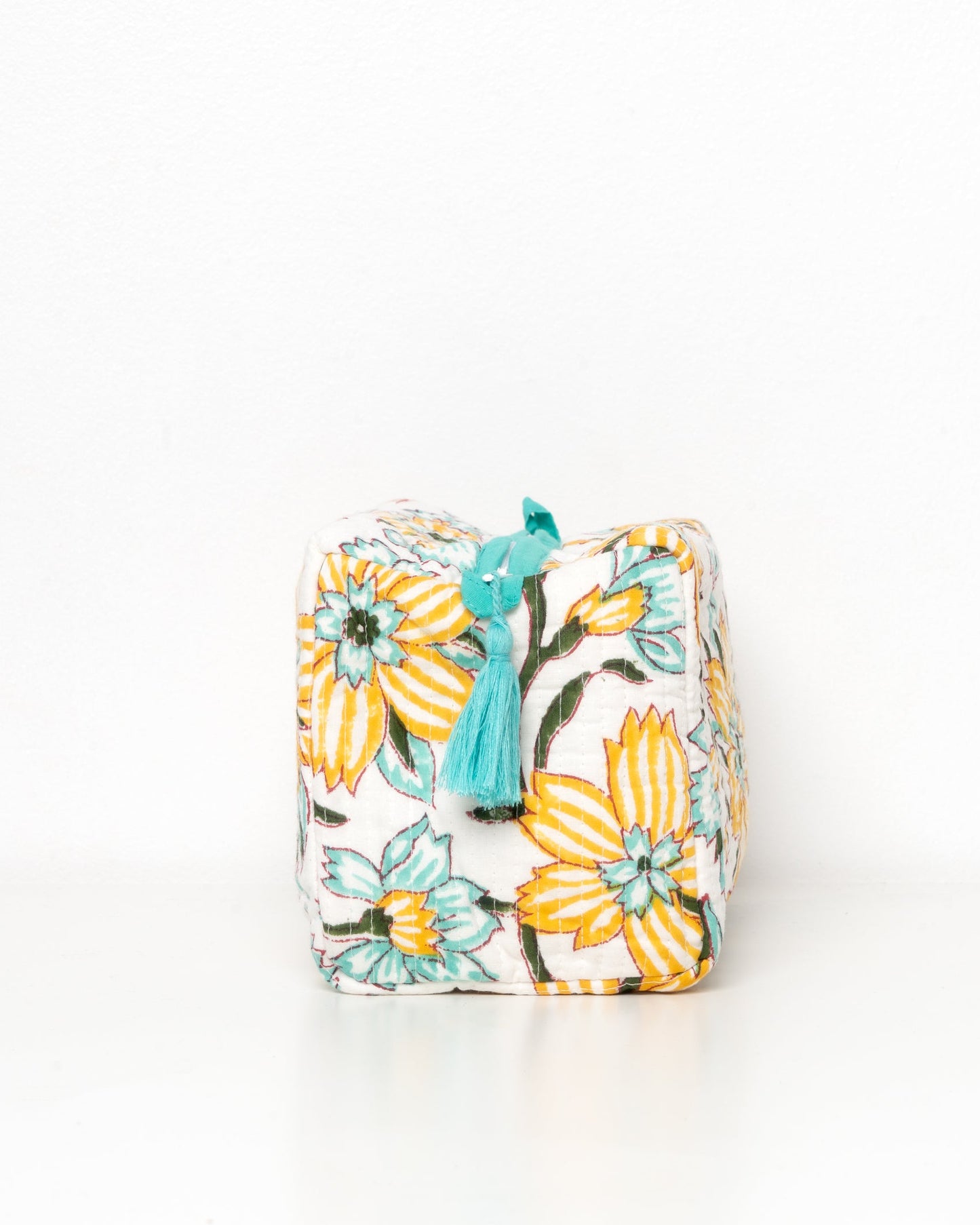 Beauty case da viaggio bianco con fiori gialli.