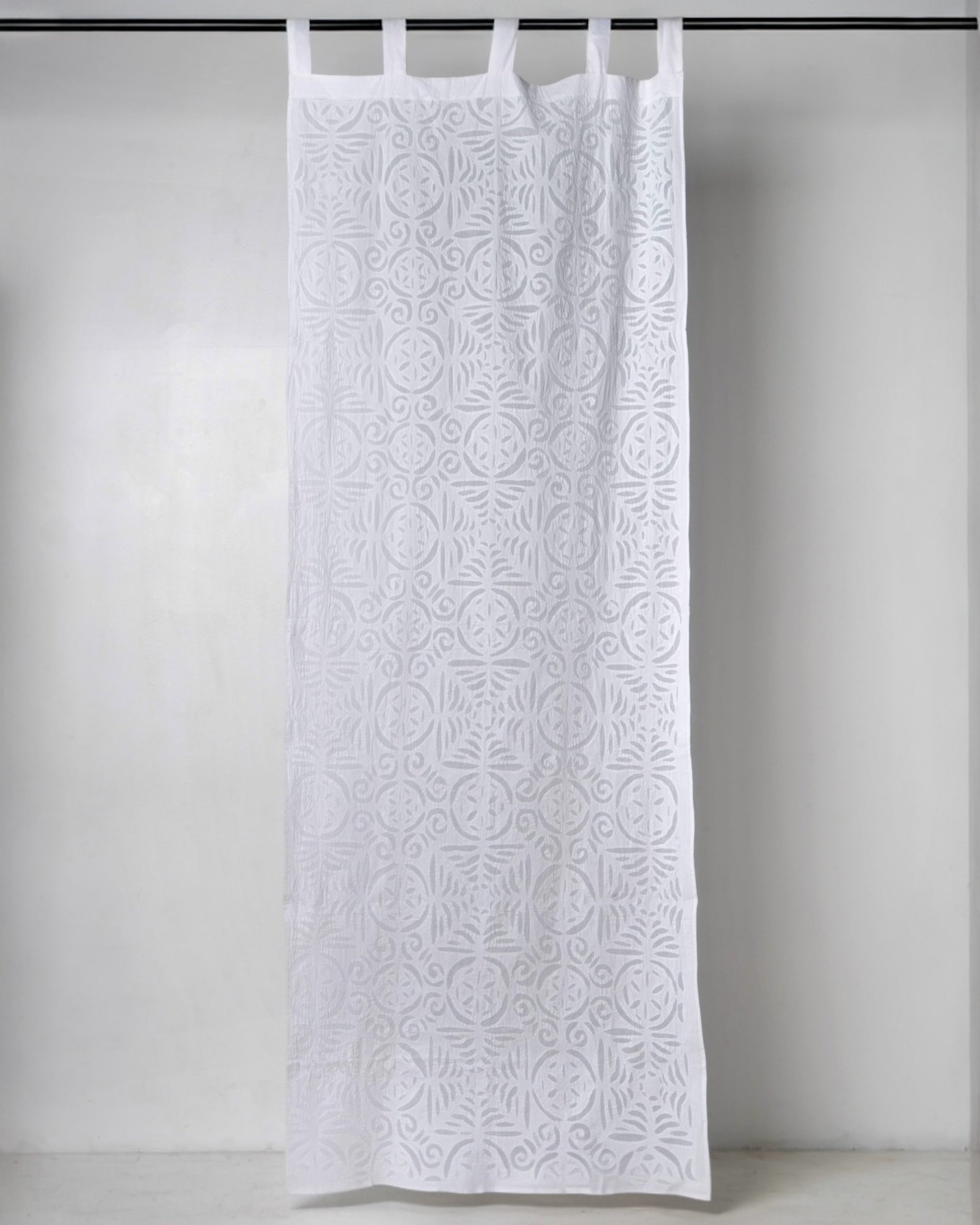 Tenda bianca shabby chic artigianale.