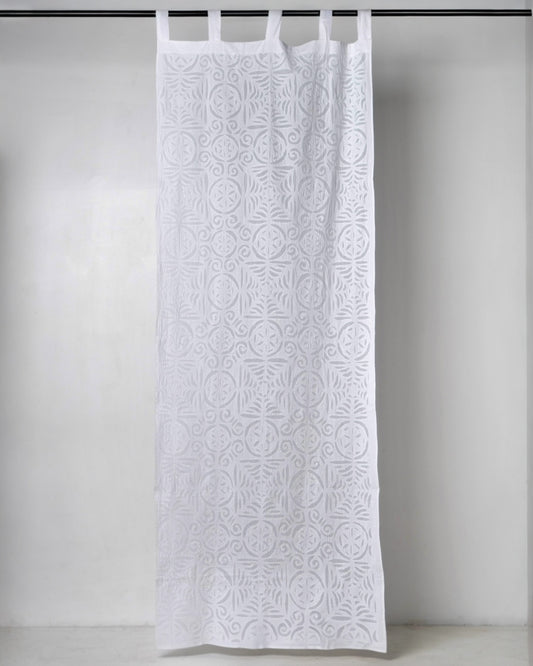 Tenda bianca shabby chic artigianale.