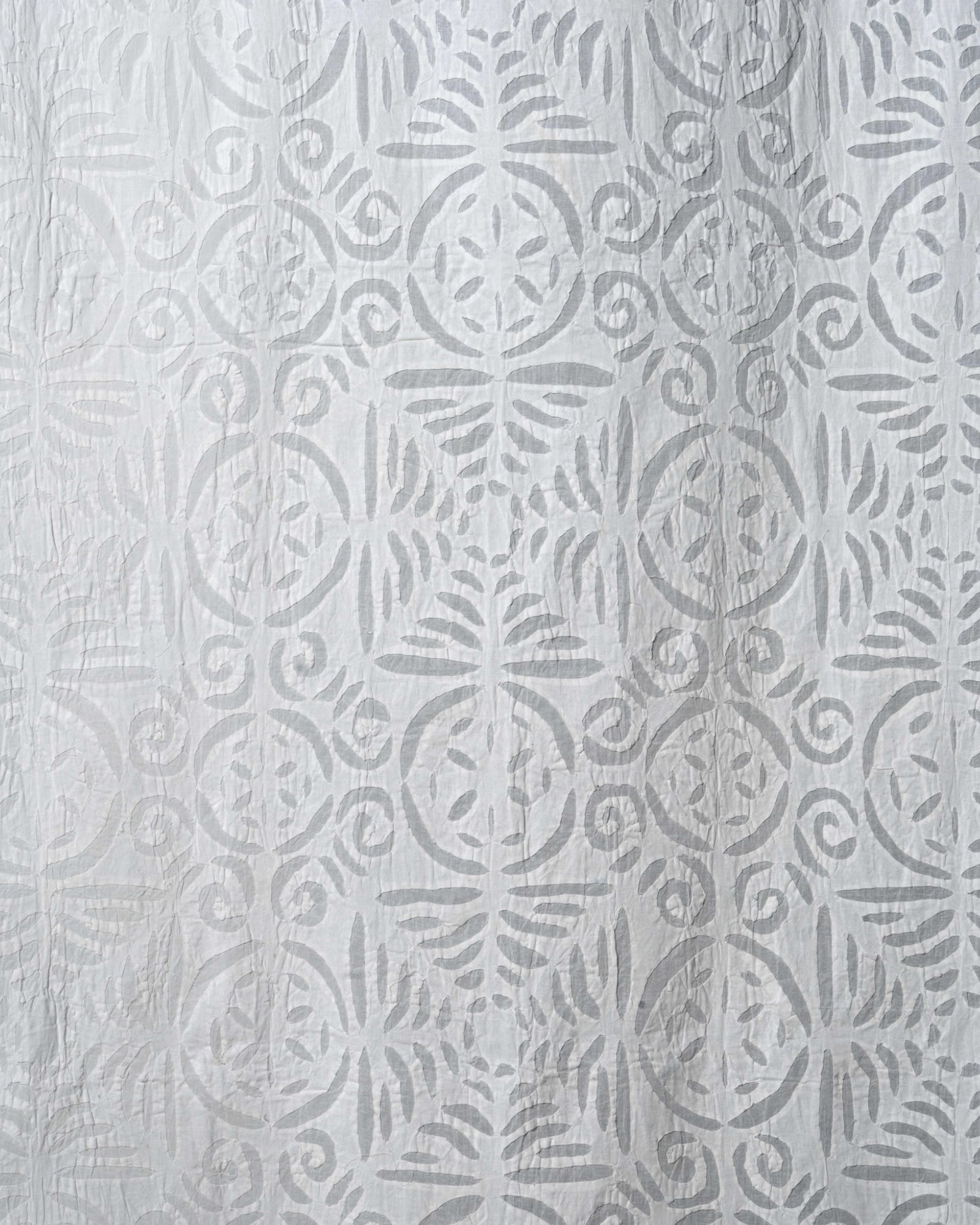 Tenda con ricamo traforato foglie e cerchi.