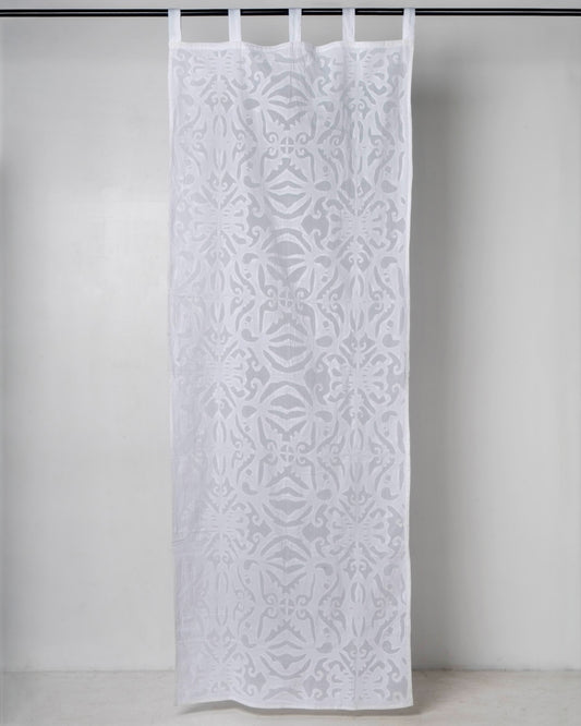 Tenda leggera con motivo acanto traforato.