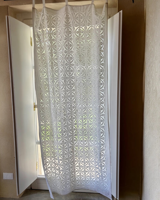 Tenda bianca traforata cielo stellato