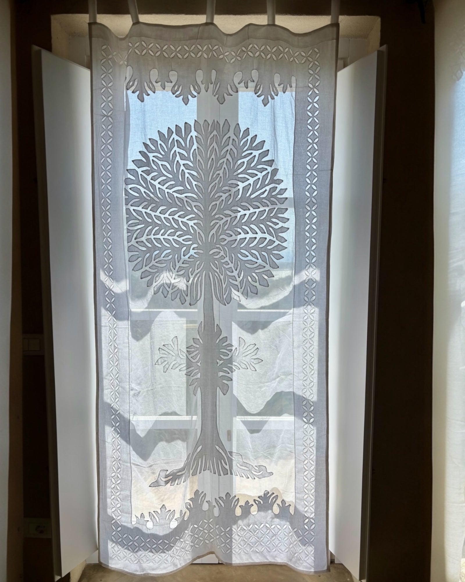 Tenda con ricamo albero della vita