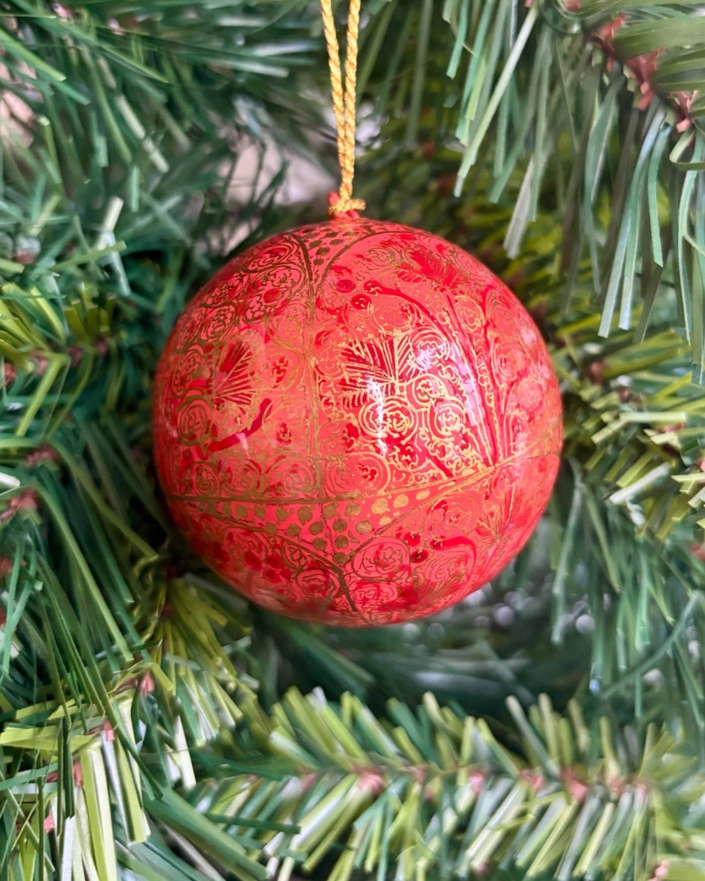 Palline di Natale rosse lucide, ideale per addobbare l'albero con un tocco di eleganza.