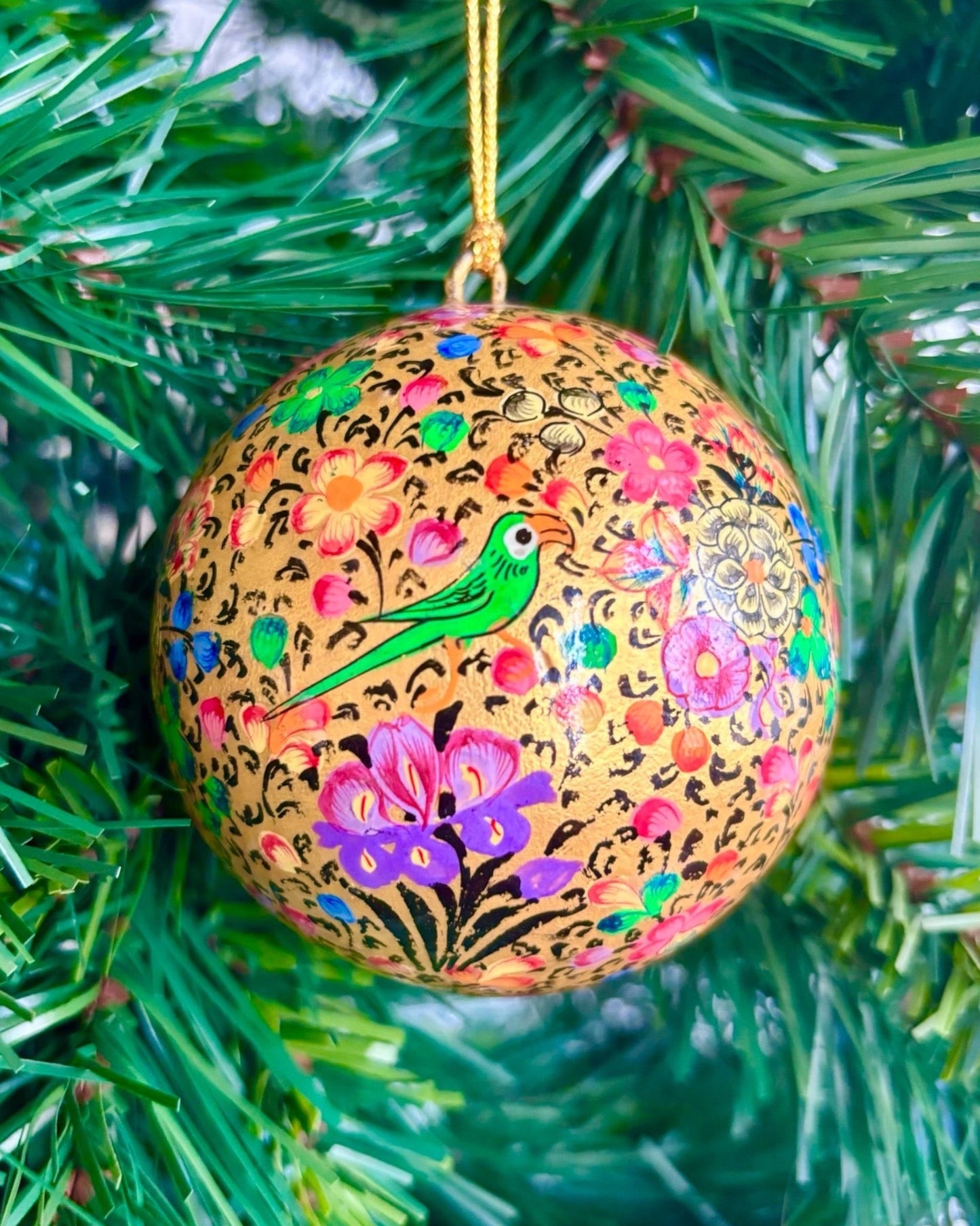 Ornamento natalizio Gold apple dorato con motivi floreali e uccelli, fatto a mano in papier maché. Perfetto per decorare l'albero con un tocco tradizionale e raffinato.