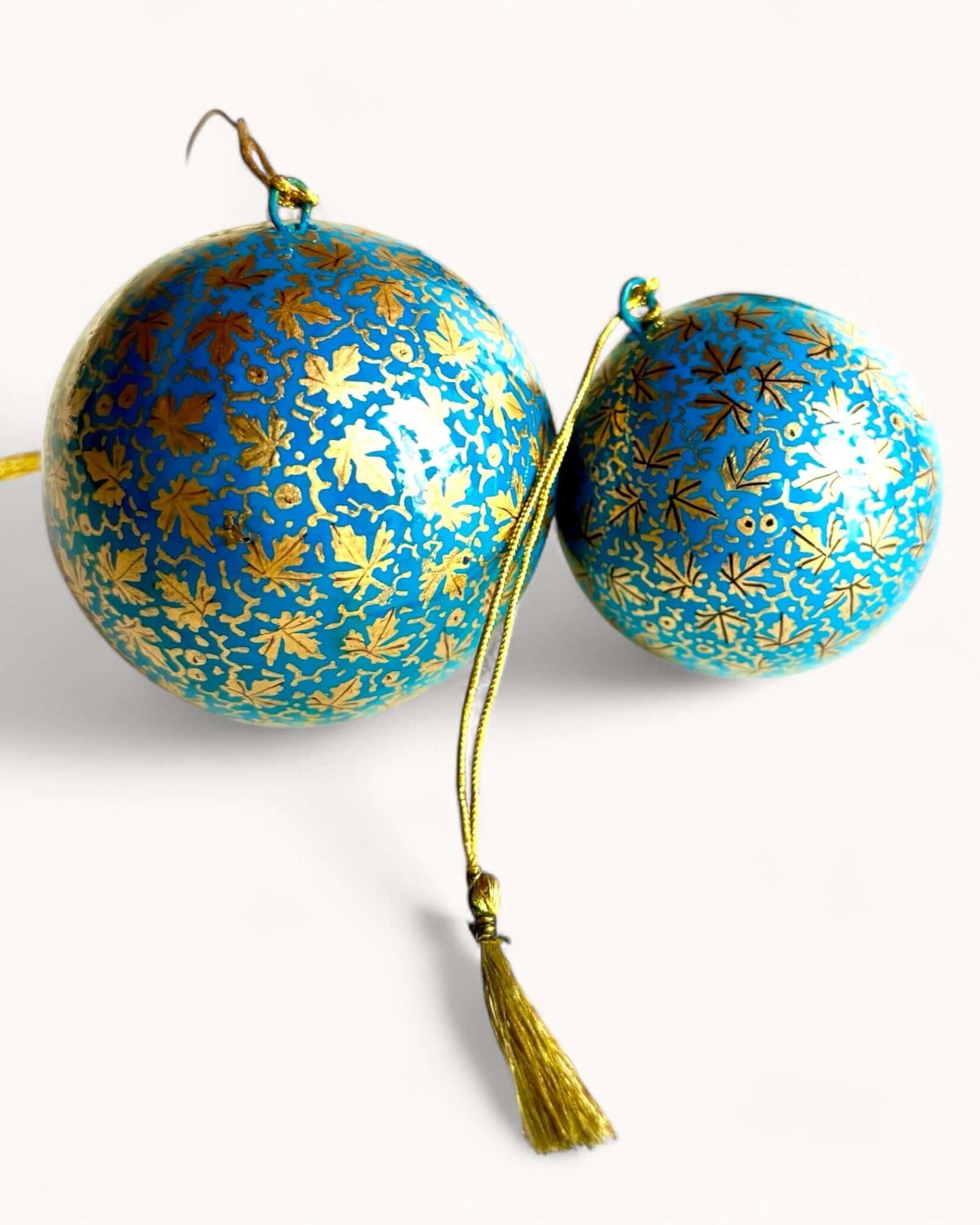 Palline Natale eleganti, papier maché, turchese con foglie d'acero d'oro