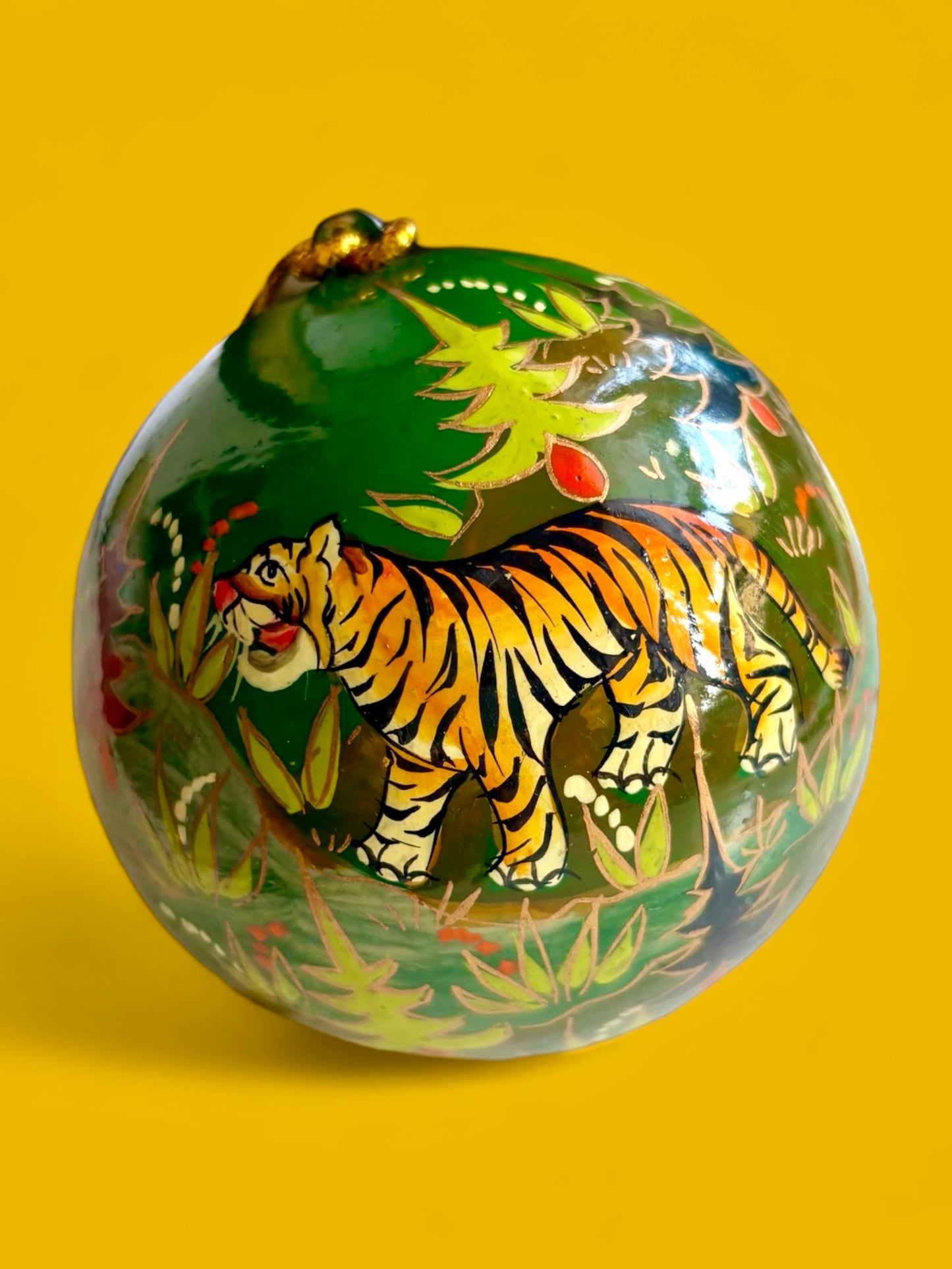 Pallina di Natale con tigri dipinte nella foresta