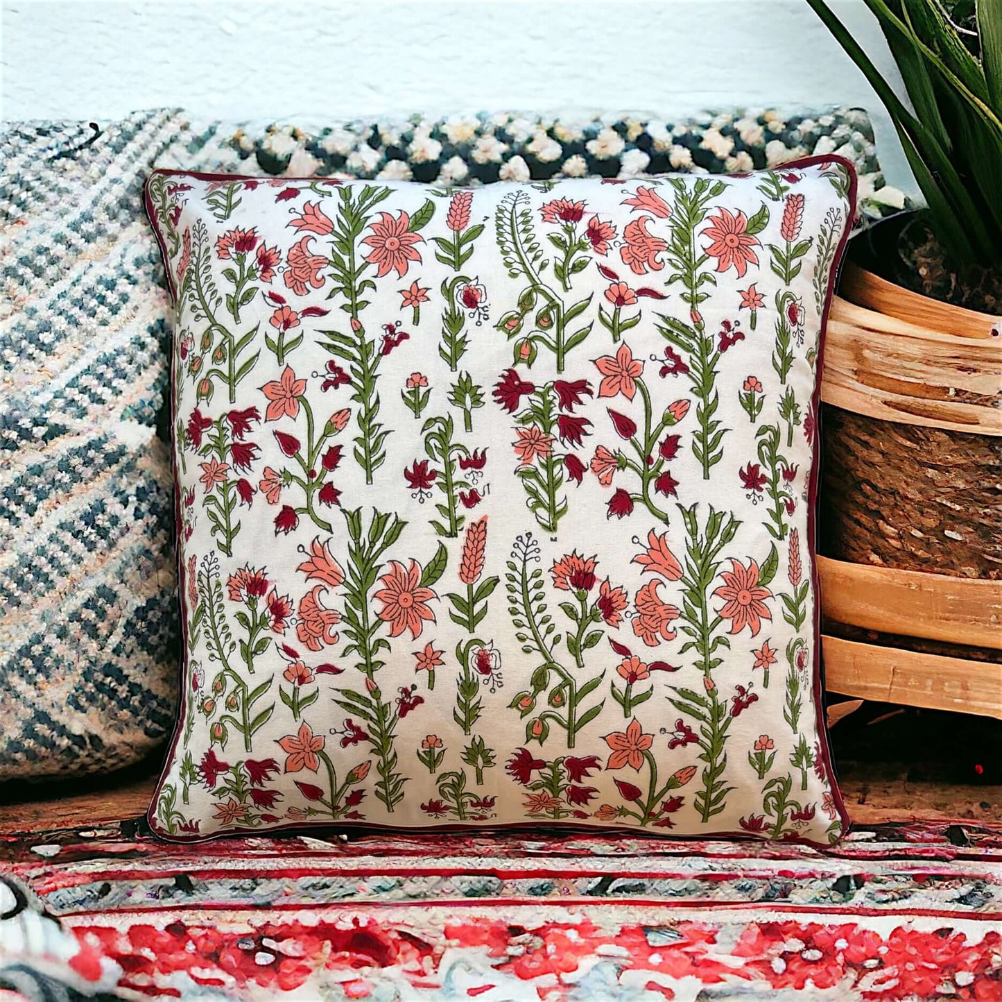 Cuscino decorativo stampato a mano, motivi floreali su cotone, lavaggio a secco consigliato.