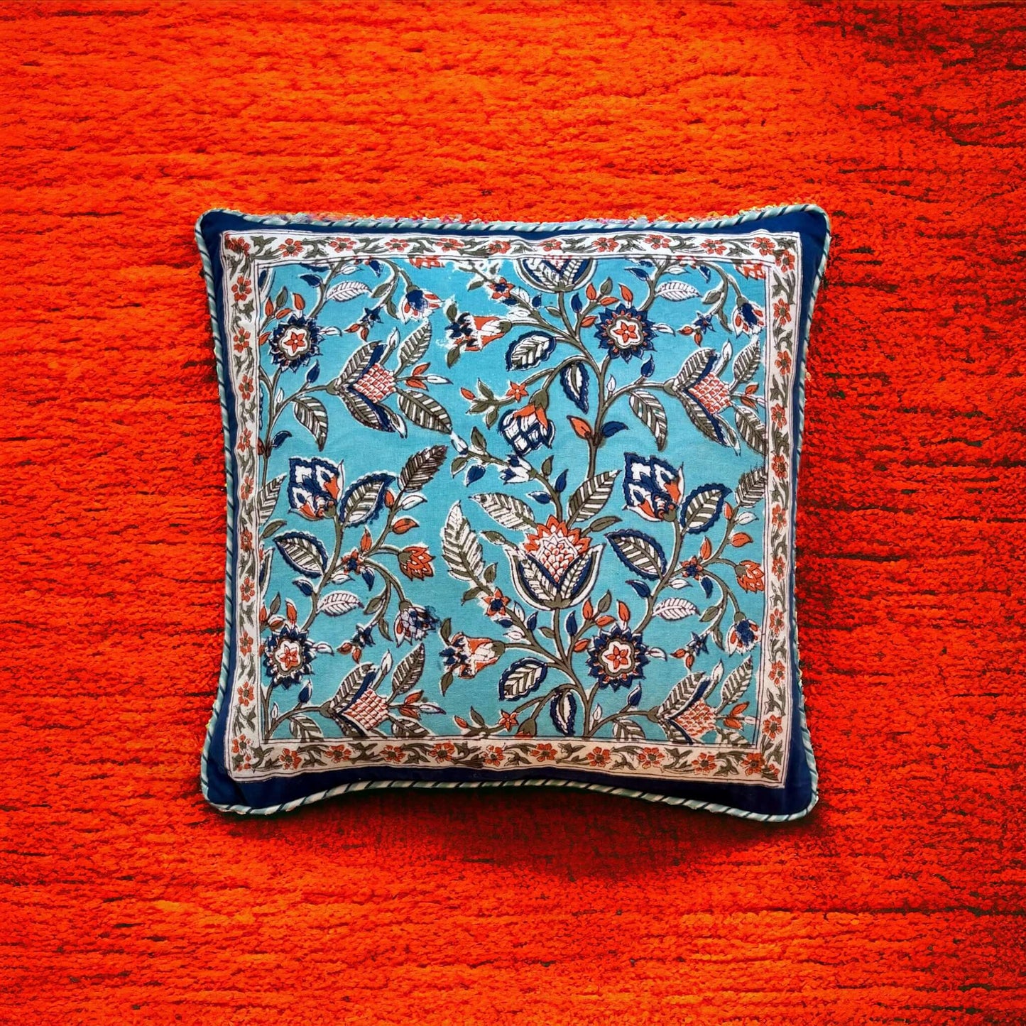 Design artigianale per fodera double-face in cotone con stampa floreale vivace.