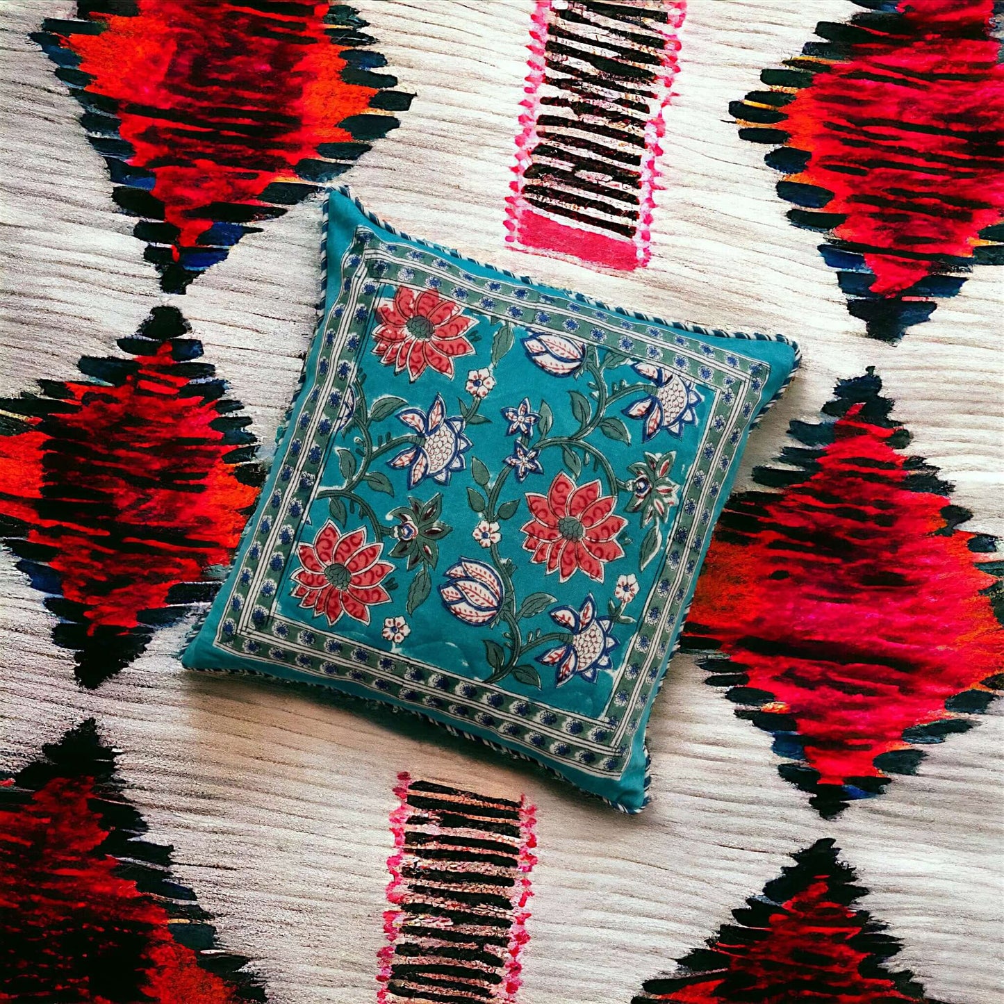 Cuscino decorativo artigianale 40x40 con dettagli vivaci e chiusura zip, design floreale su sfondo colorato.