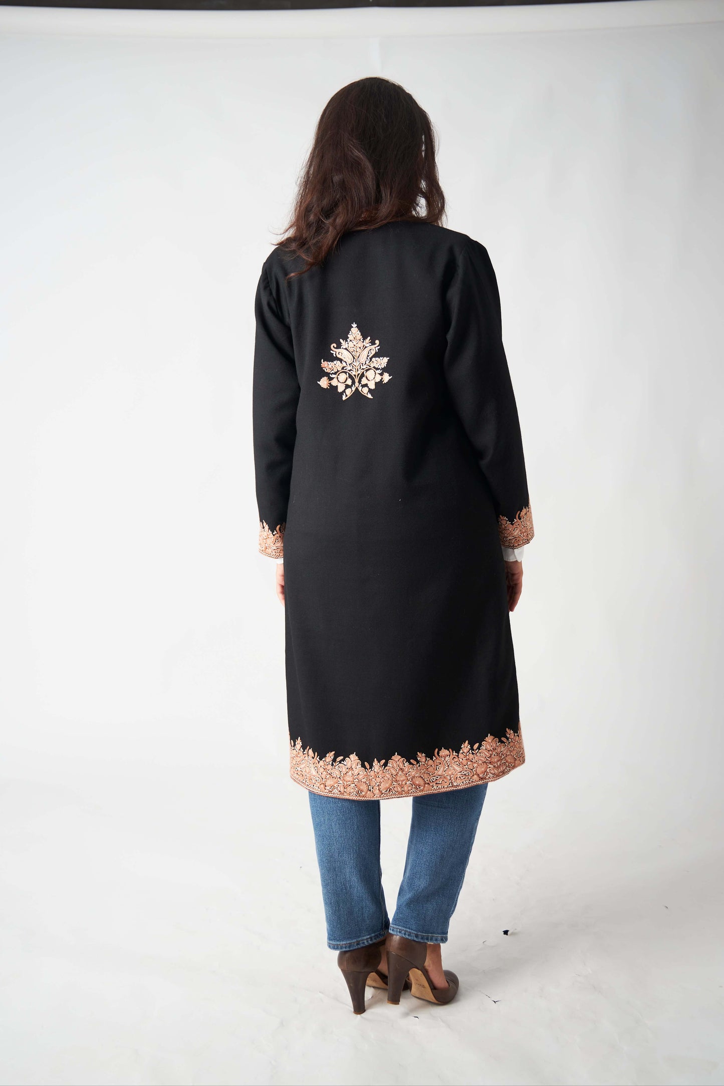 Abbigliamento artigianale, cappotto in lana nera con ricamo rosa