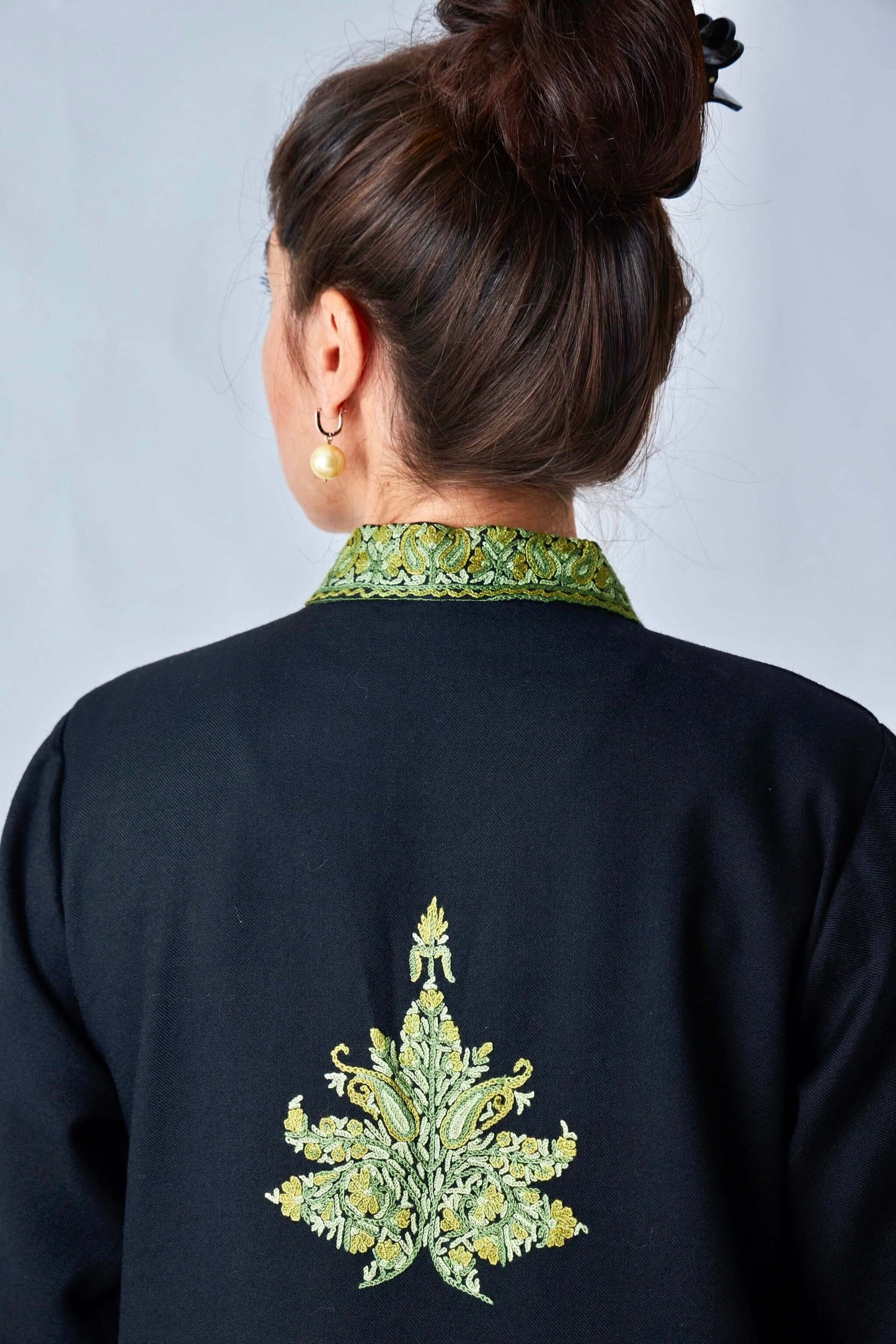 Cappotti donna in lana 120 nera, ricamo verde fatto a mano