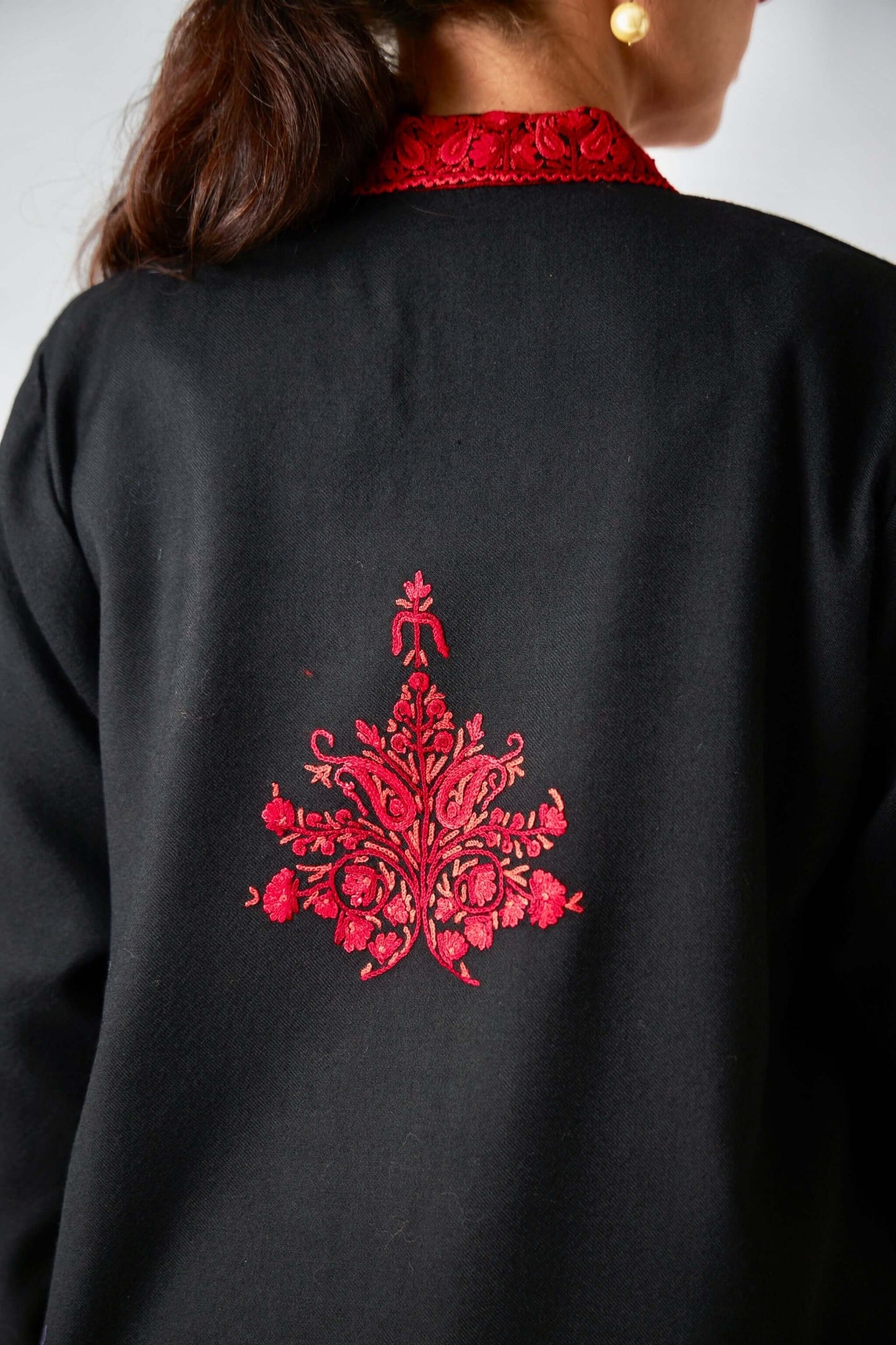 Cappotto donna in lana nera e ricami rossi eseguiti a mano