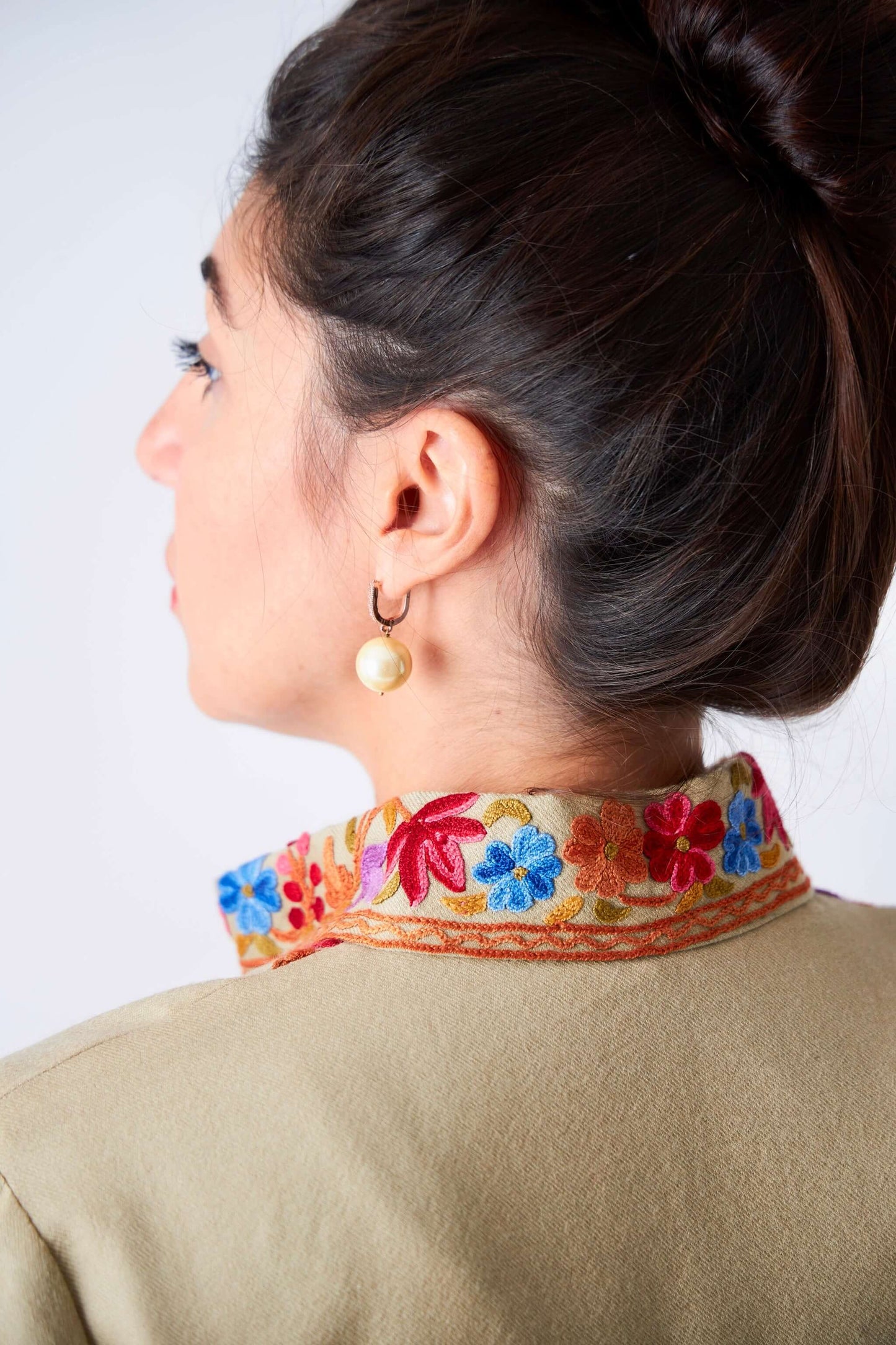 Cappotto donna dritto con colletto coreana, in lana beige e ricamato a mano