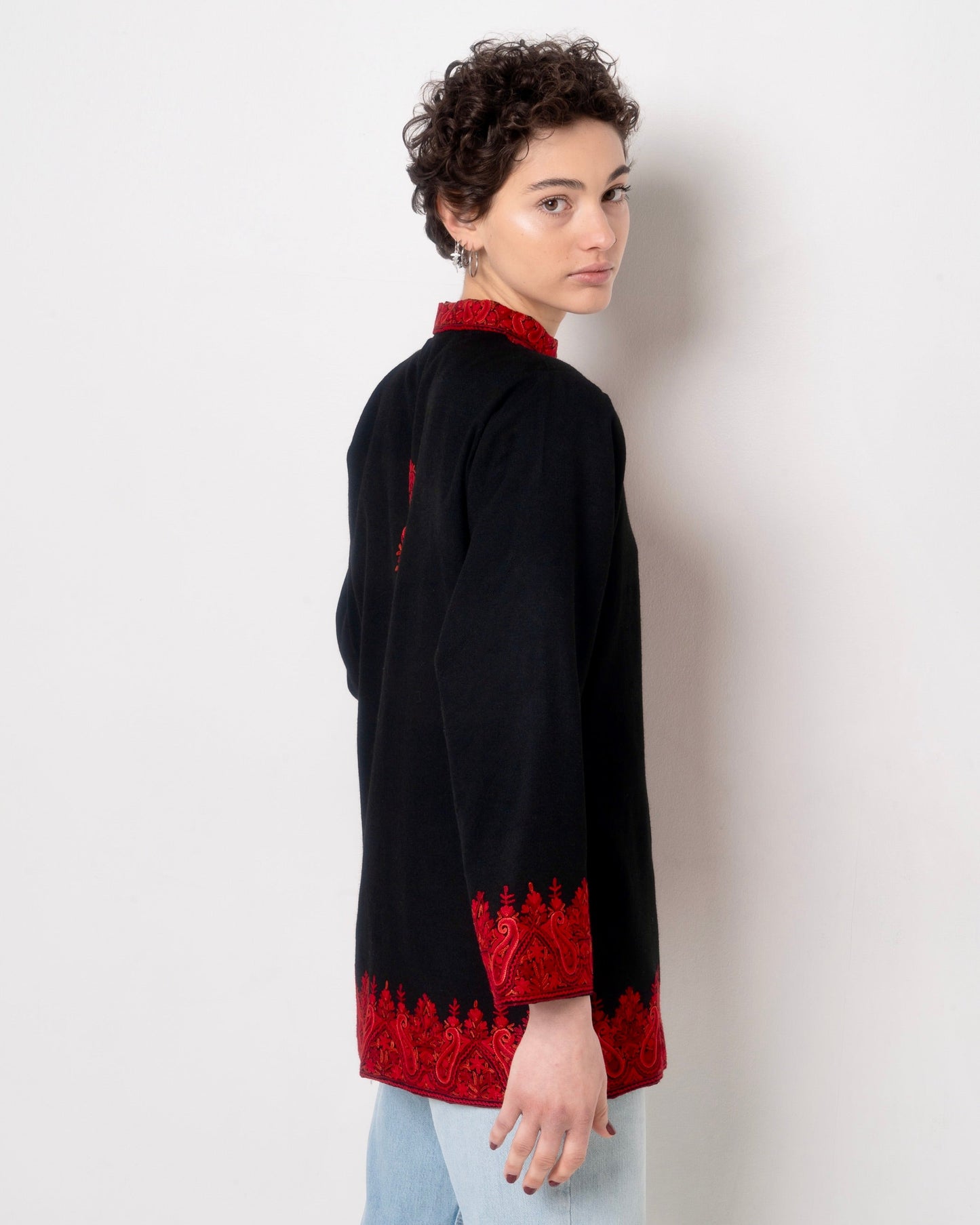 Cappottino corto in lana nera con ricamo Ari