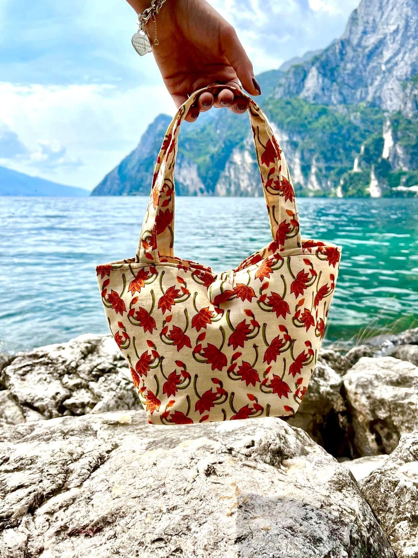 Borsa a mano Daisy con design geometrico trapezoidale, elegante e compatta per ogni occasione.