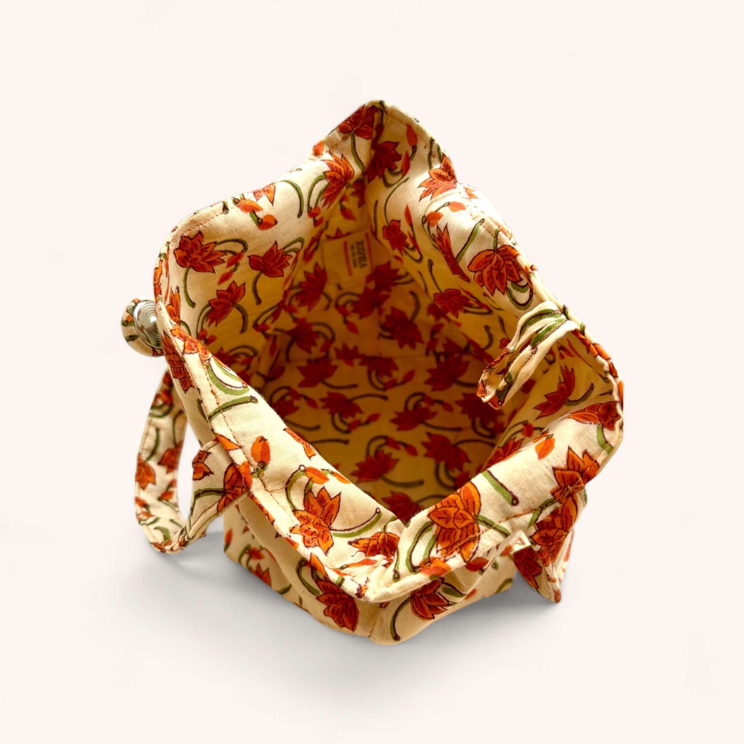 Borsa Daisy con dimensioni 16x14 cm, perfetta per un look elegante e funzionale in ogni occasione.