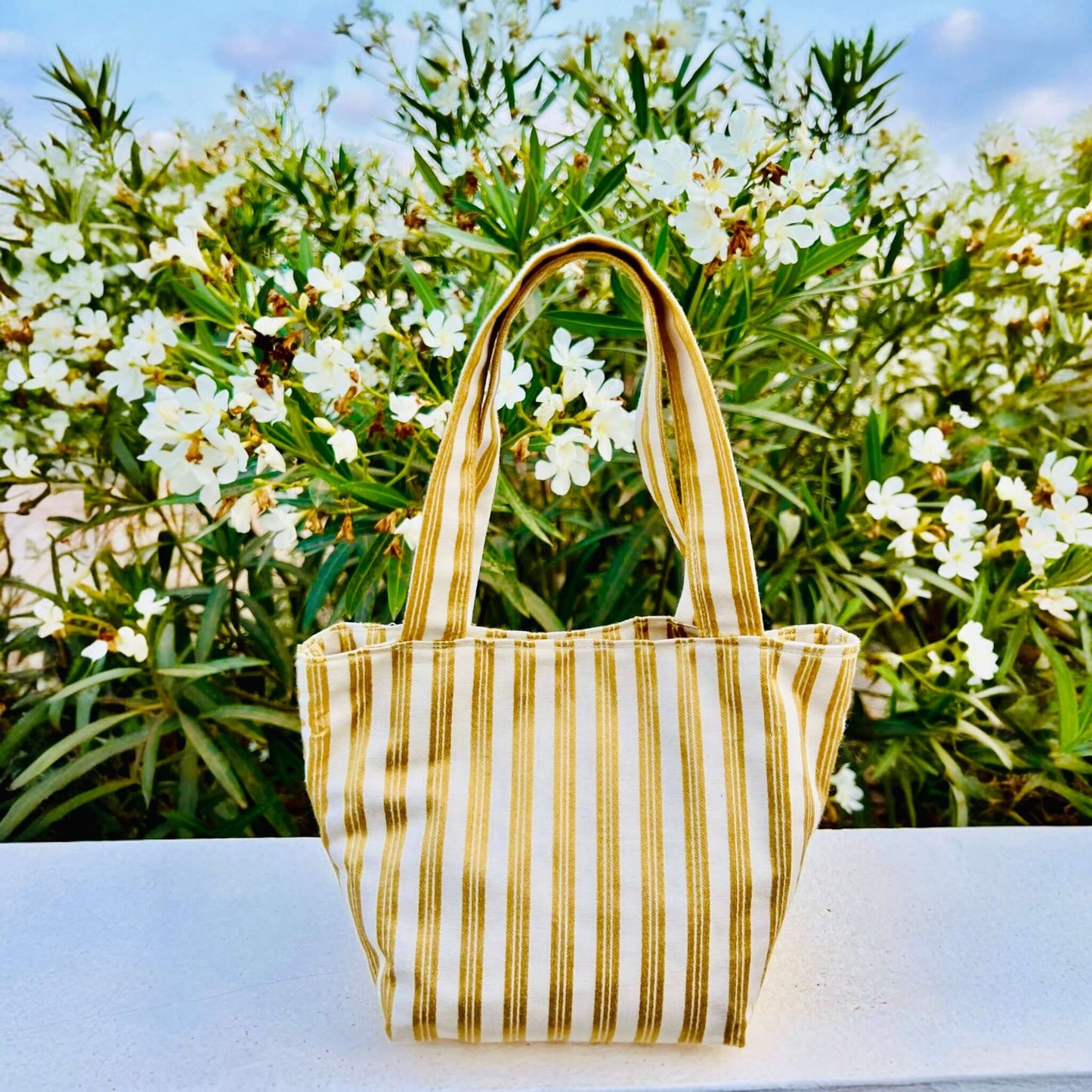 Foto della minibag Peppy, perfetta per look da giorno e da sera, con lucente raso di cotone e stile sofisticato.