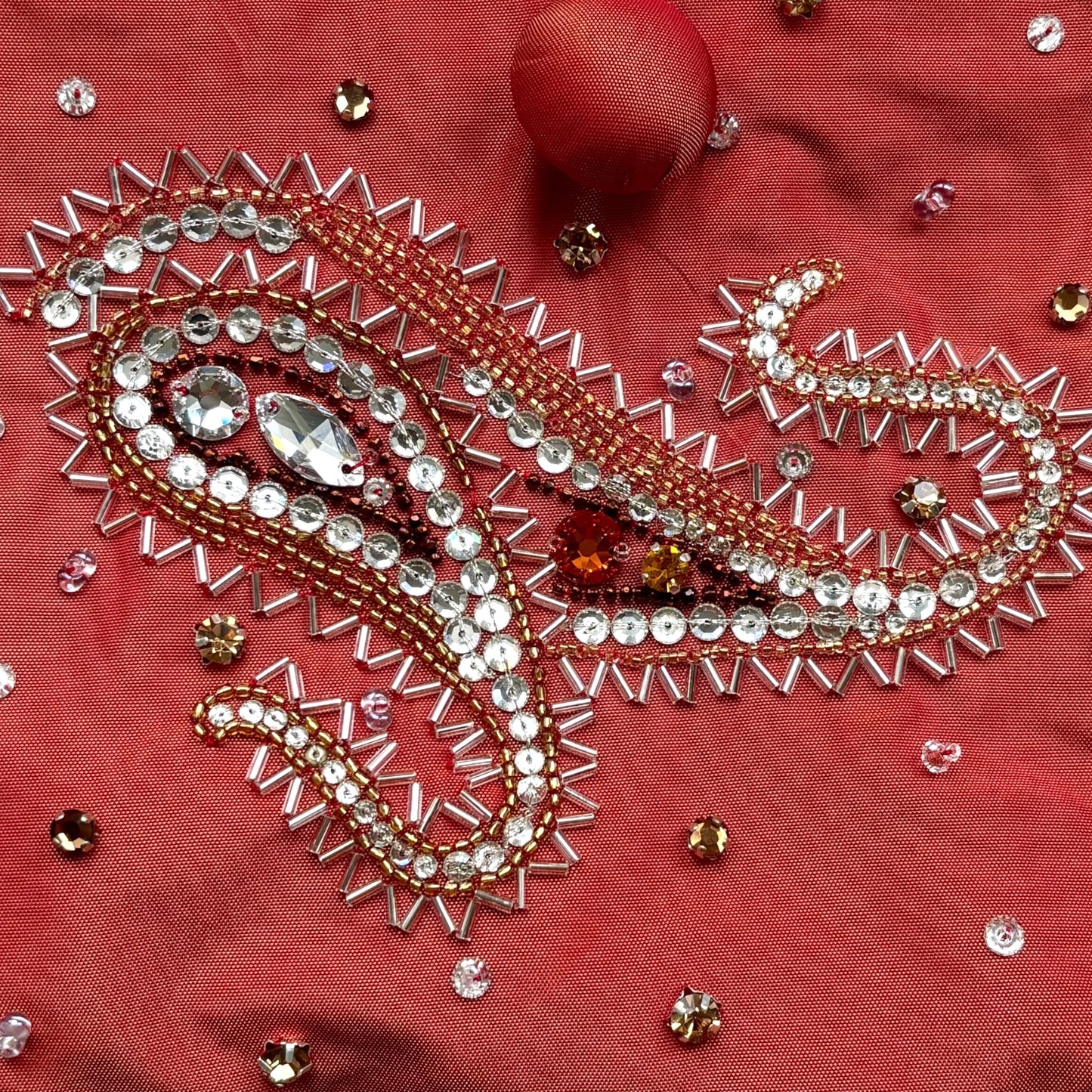 Red hot chili paisly – borsa Swarovski da sera in taffetà ricamata a mano