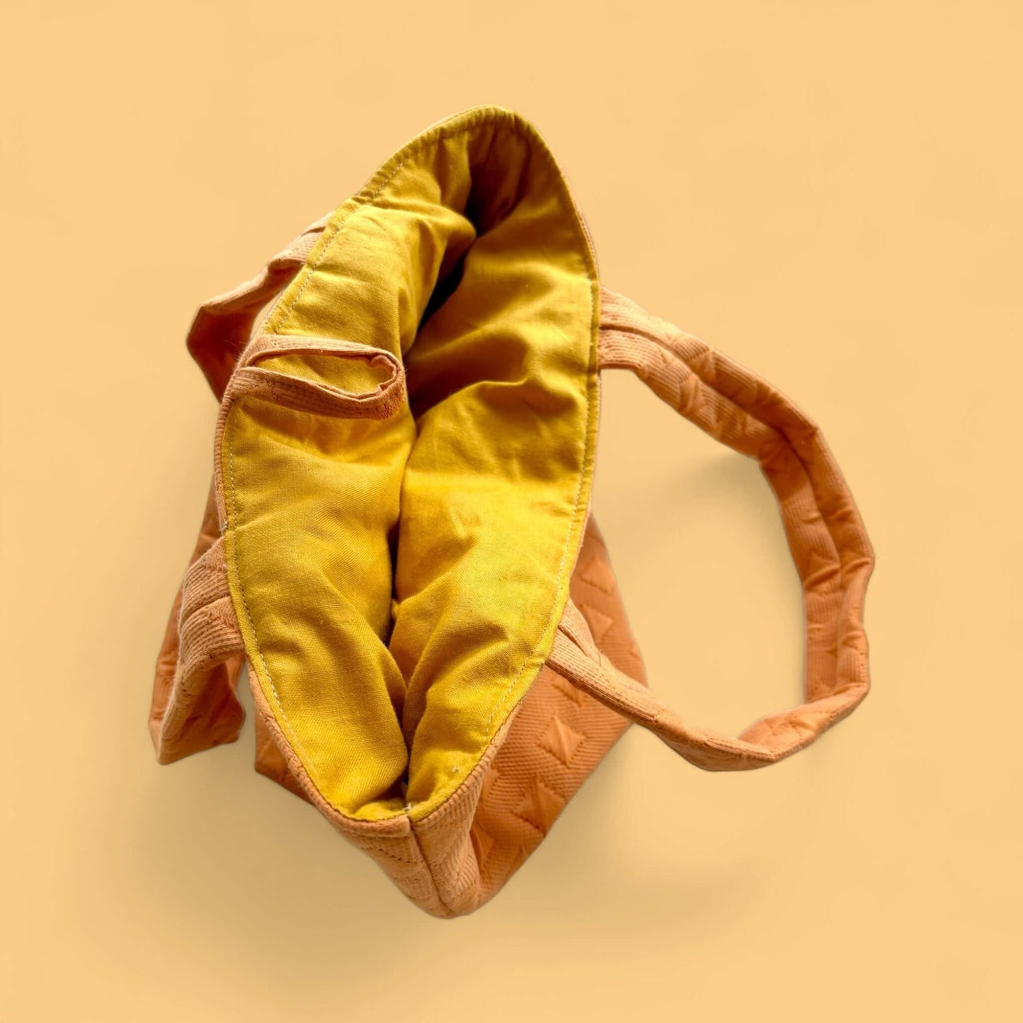 Mini borsa Pumpkin in cotone jacquard albicocca con interno giallo contrastante – Accessorio elegante e funzionale per il giorno e la sera.