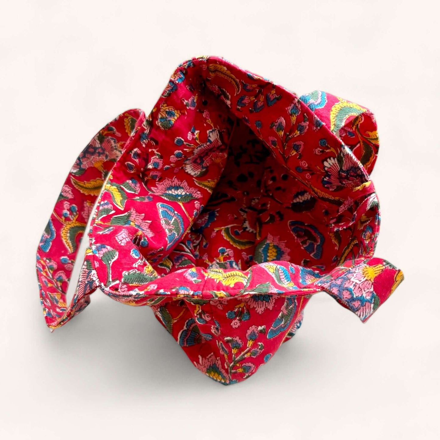 Borsa artigianale Srinagar, tessuto stampato a mano con motivo floreale e farfalle, perfetta combinazione di estetica moderna e funzionalità.