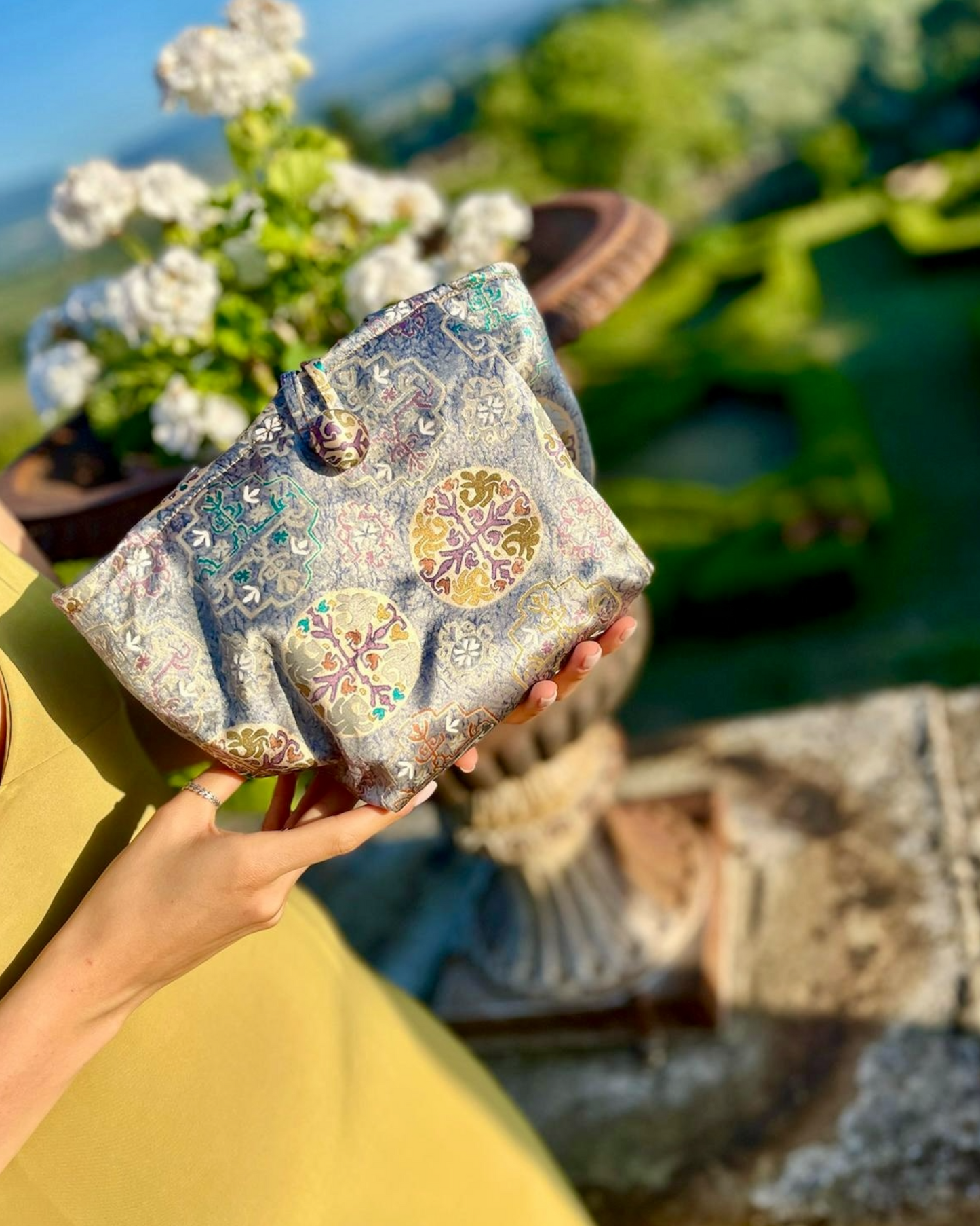 Borsa in seta con bottone rivestito