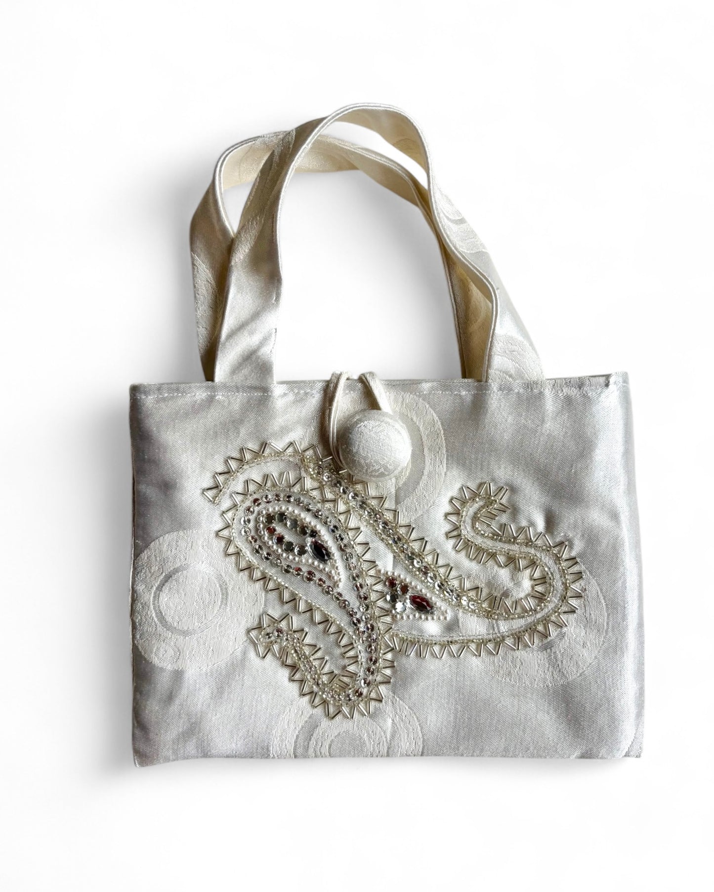 Ricamo cachemire con jais e paillettes