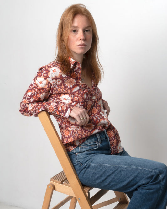 Camicia leggera in cotone viola melanzana, con fiori pesca.