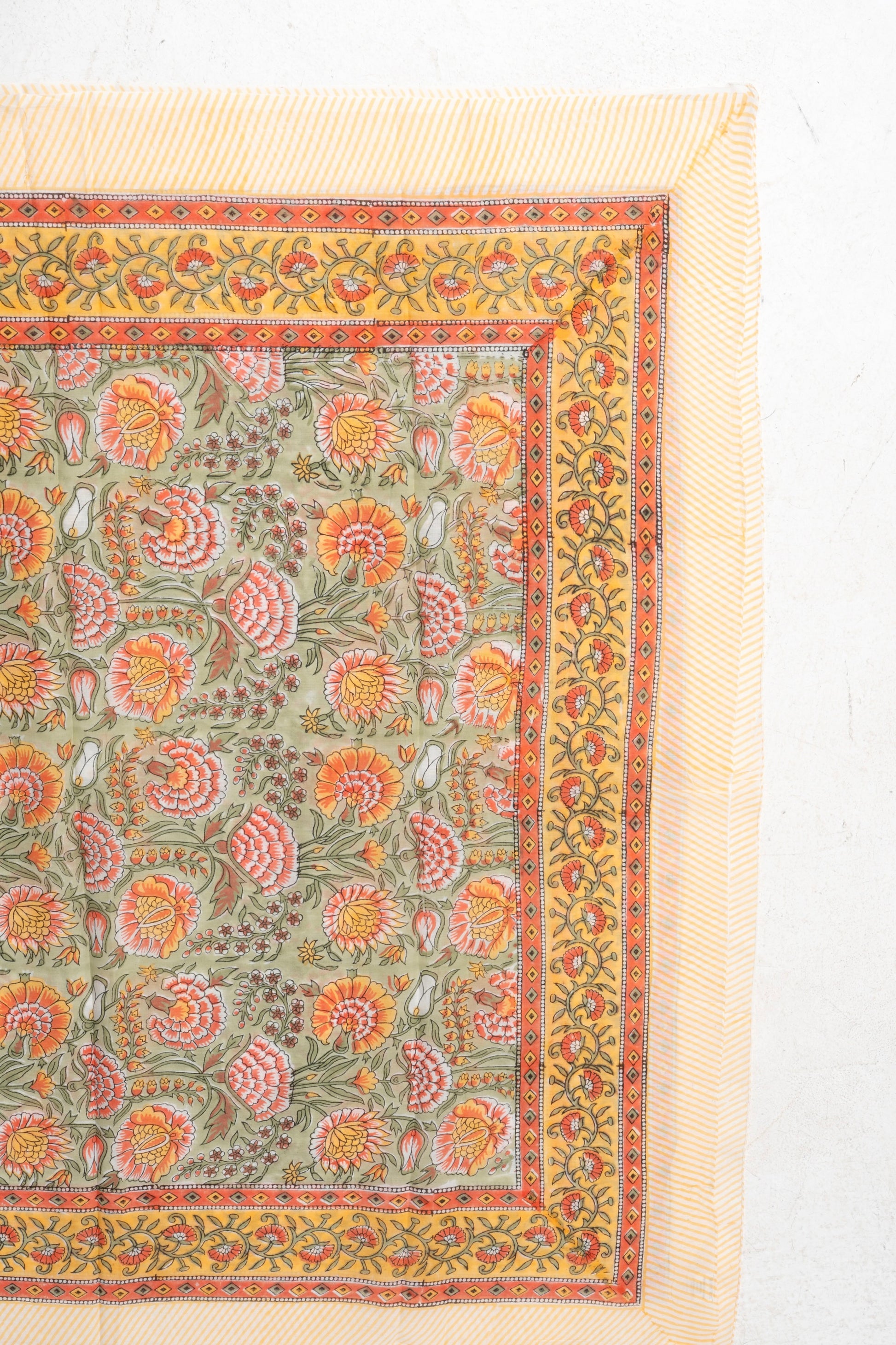 Pareo con stampa floreale arancio e pistacchio.