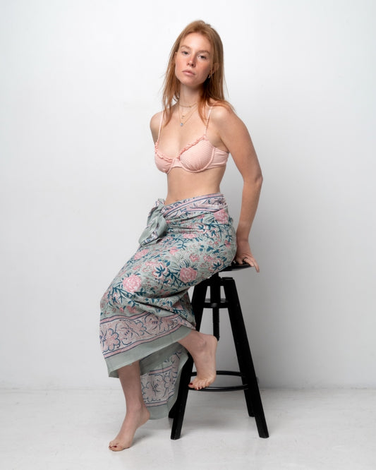 Perfetto per l'estate, copricostume verde e rosa cipria.