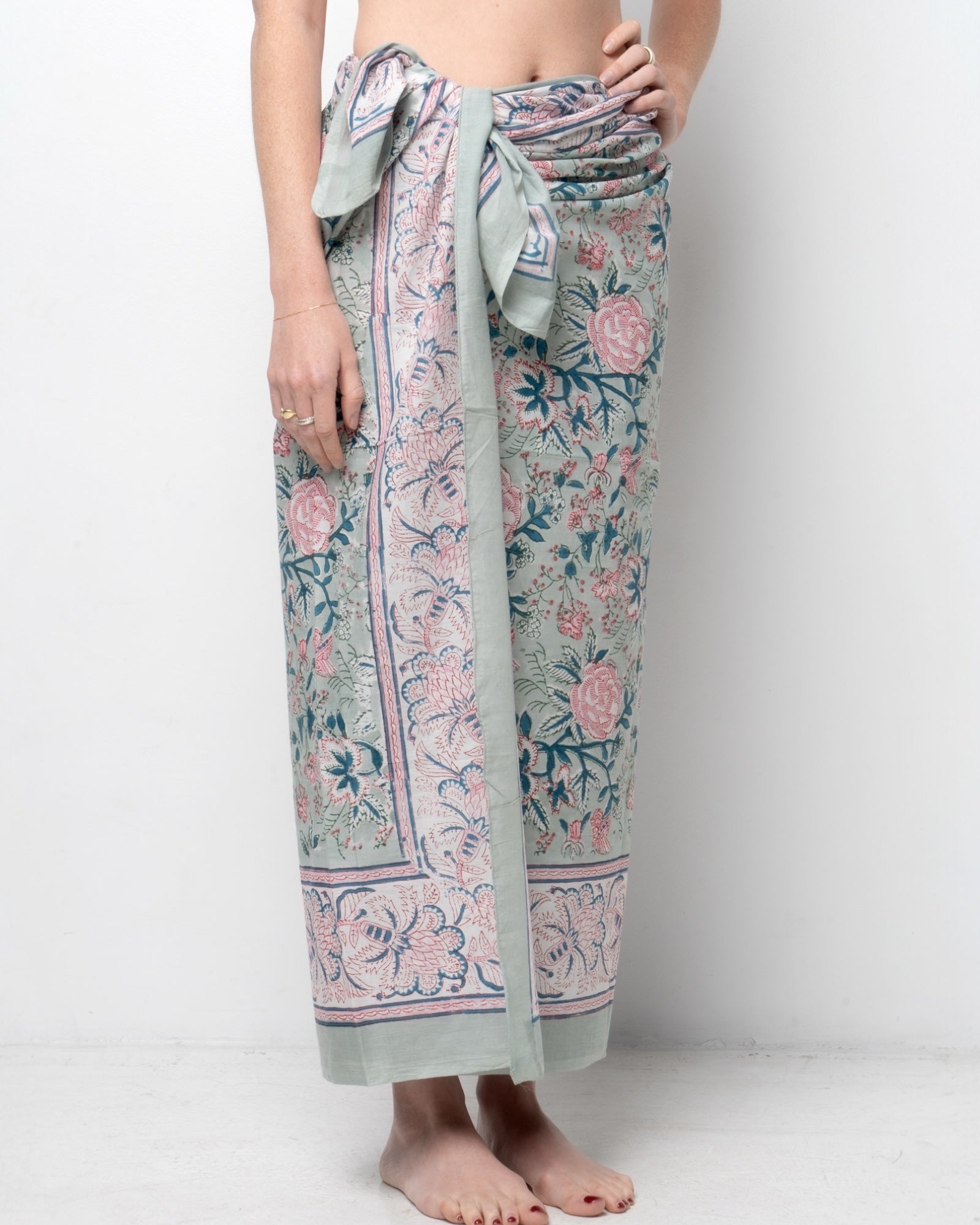 Delicato pareo con stampa floreale eseguita a mano.