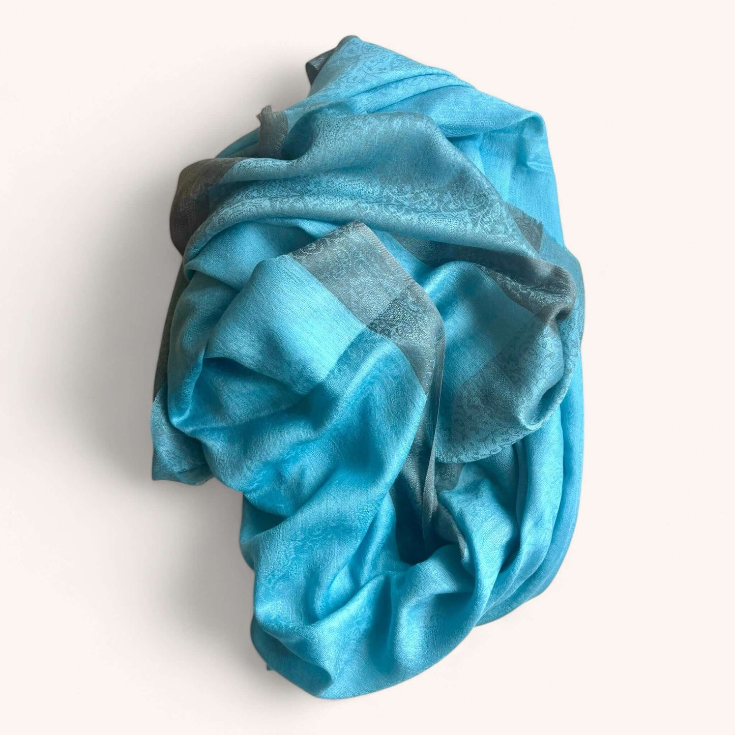 Stola azzurro polvere, elegante e leggera, con un delicato tono di blu chiaro, perfetta per aggiungere un tocco di raffinatezza a qualsiasi look