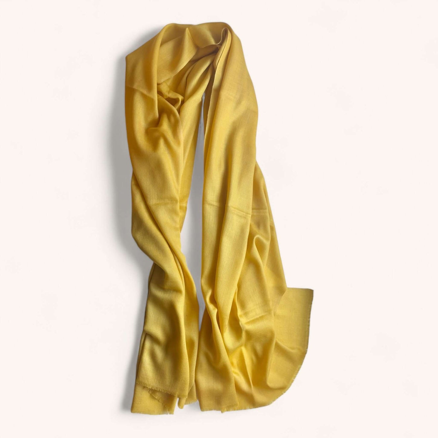 Stola donna in lana fine color zafferano con design raffinato, perfetta per un look chic e vivace.