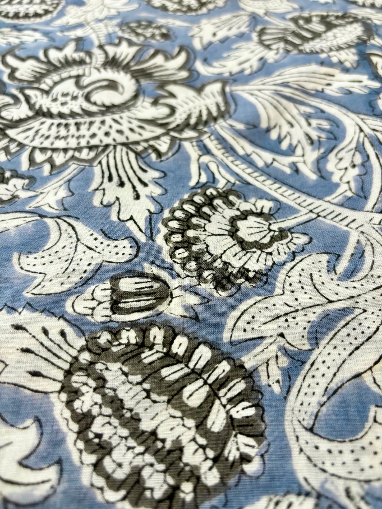 Borsa shopper pratica, design elegante per un tocco di stile nella quotidianità.