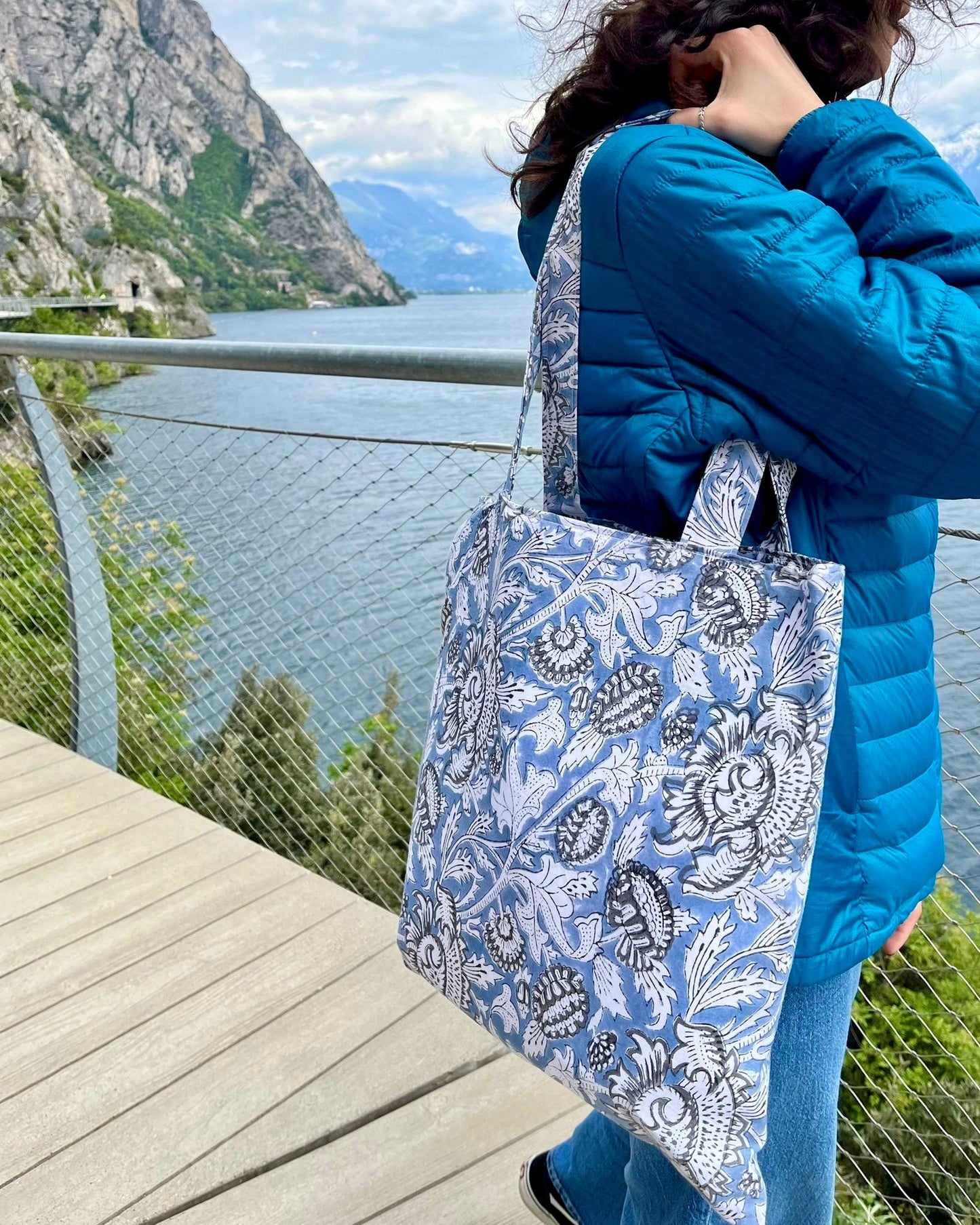 Borsa in cotone stampata con motivi floreali, dimensioni 40x37 cm, comoda per custodire effetti personali durante le giornate casual.