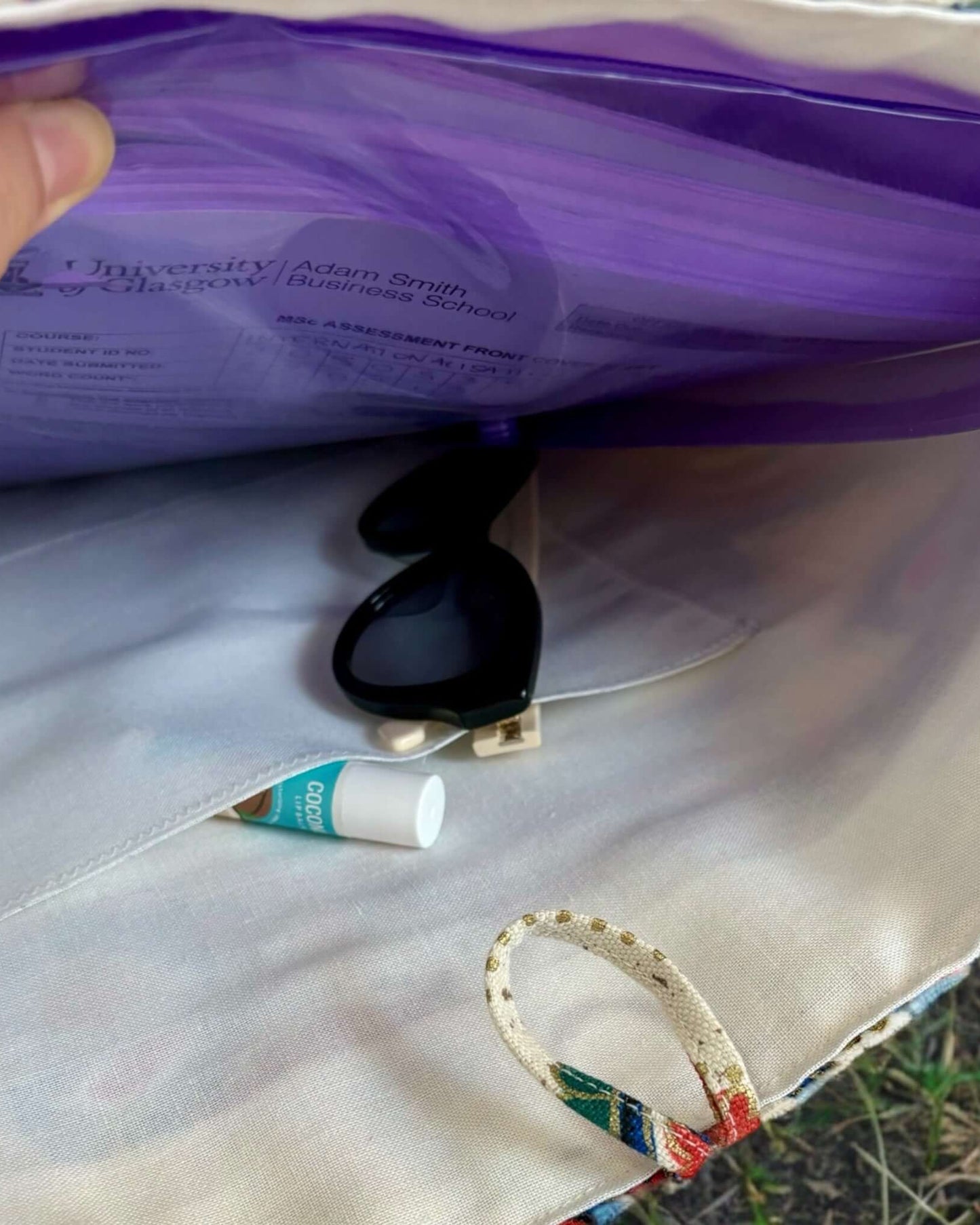 Dettaglio del taschino interno della borsa Fantasia, perfetto per organizzare piccoli oggetti, realizzato in tela bianca per una maggiore praticità.