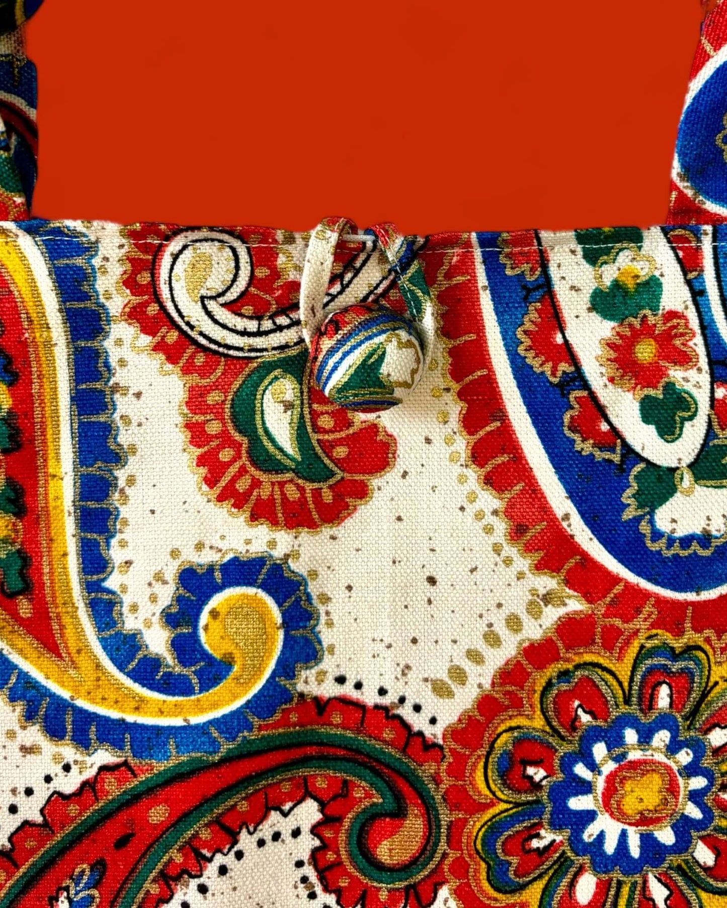 Dettaglio della borsa Fantasia con chiusura a bottone rivestito, creata artigianalmente a Milano, combinando stile, sostenibilità e design capiente.