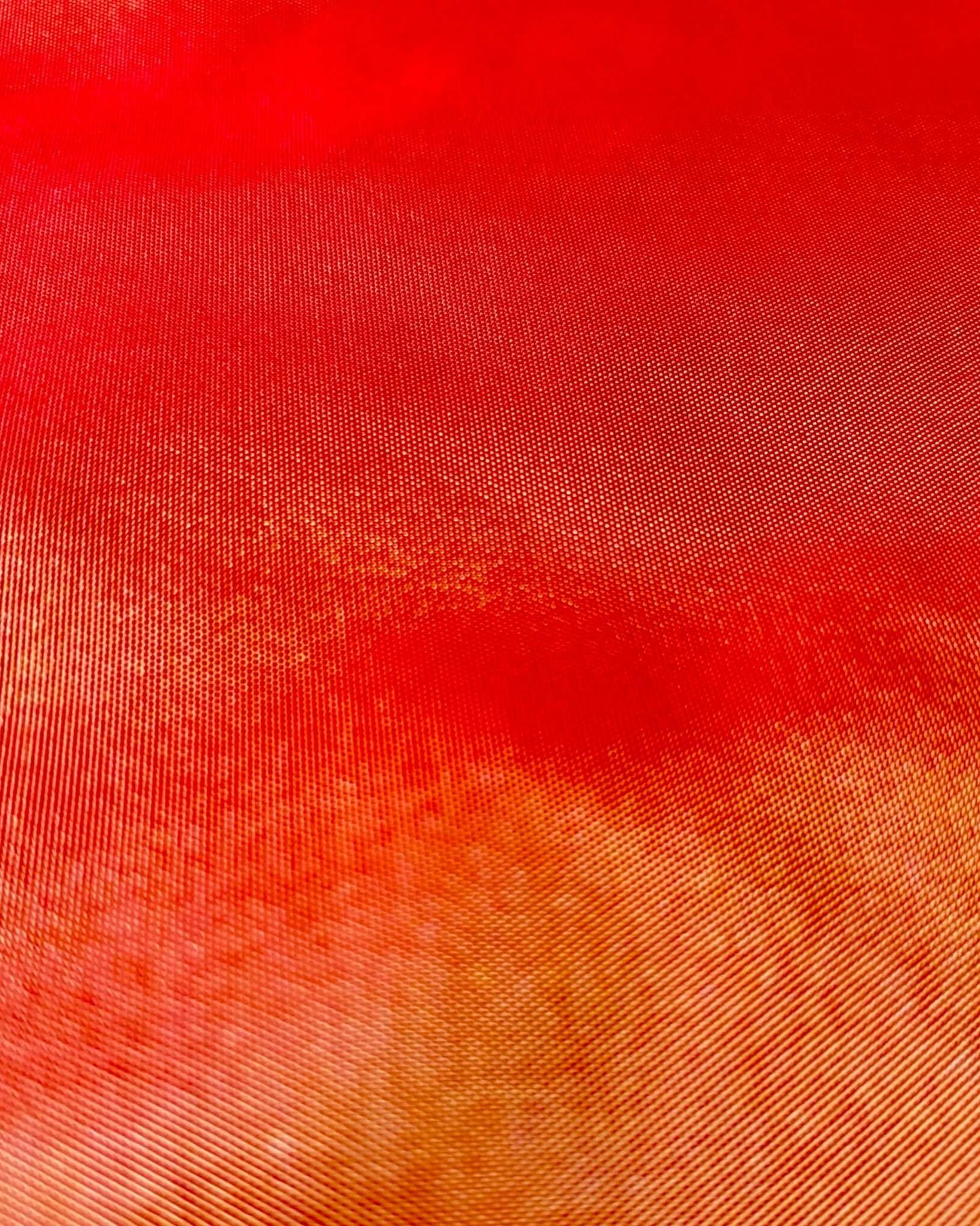 Tote bag in taffetà cangiante recuperato, colore rosso aranciato, shopper donna artigianale made in Italy.