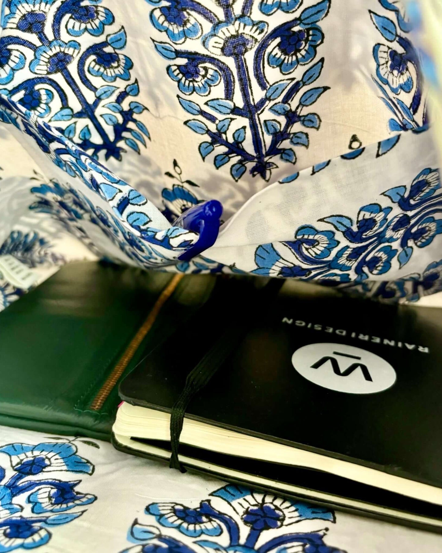 Borsa shopper con taschino interno, ideale per l'organizzazione degli accessori quotidiani.