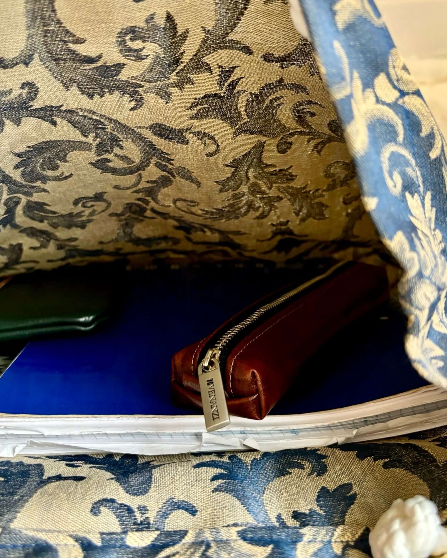 Borsa unica in tessuto sostenibile, design sofisticato con motivi floreali intrecciati.