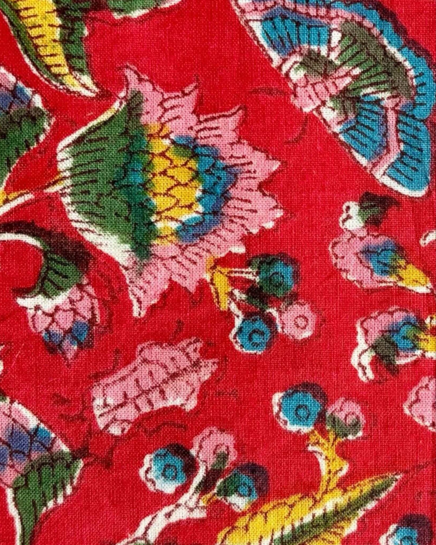 Dettaglio della stampa blockprint a mano su cotone, che evidenzia il motivo floreale su fondo rosso.