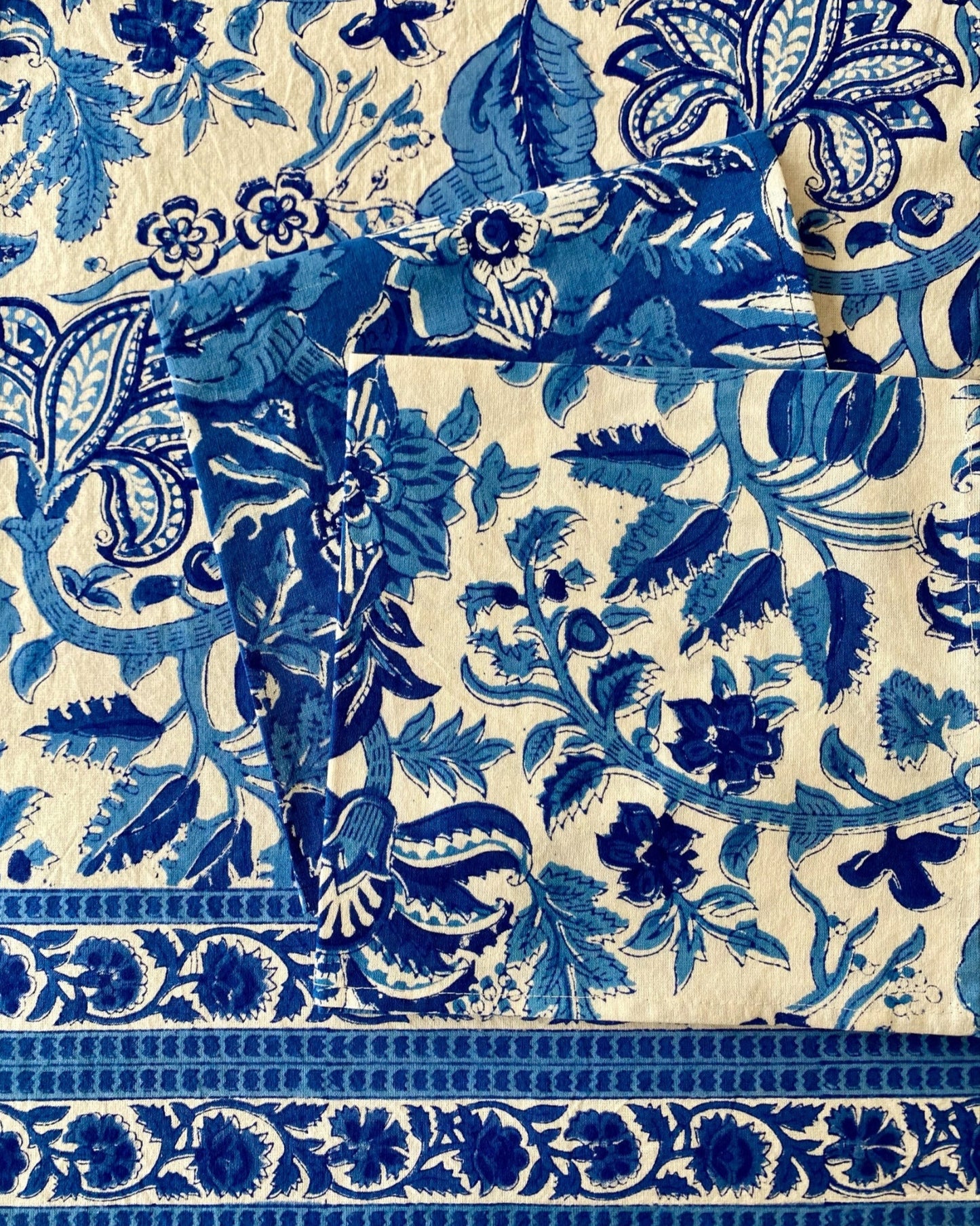 Tovaglia grande per sala da pranzo, bianca con fiori blu, ideale per tavole eleganti.