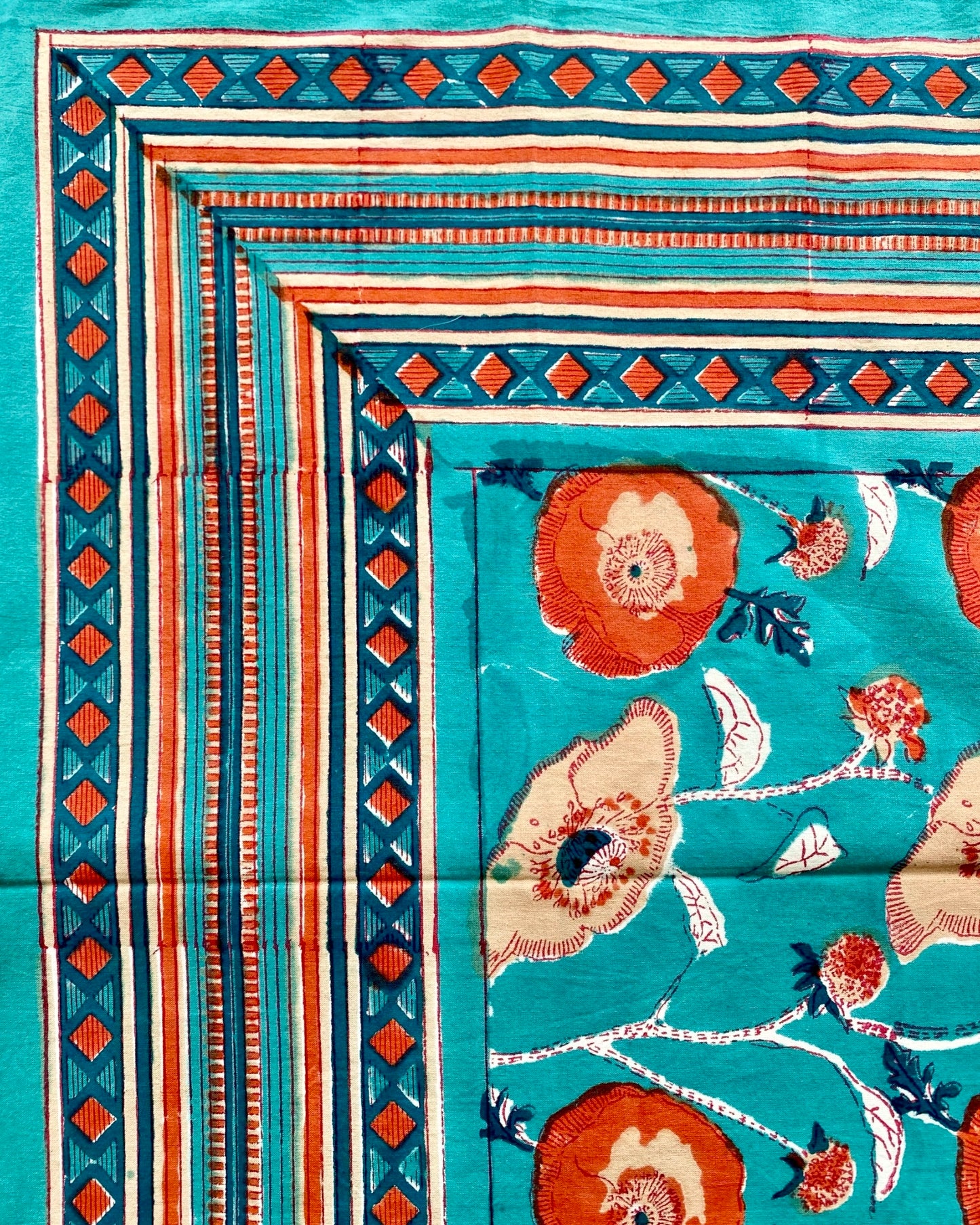 Tovaglia colorata in cotone con tovaglioli abbinati, perfetta per una tavola elegante