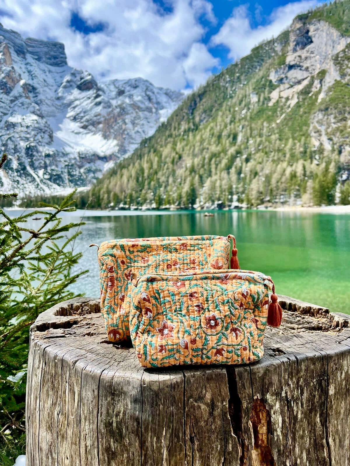 Trousse artigianale in cotone trapuntato con motivi floreali ruggine e verde smeraldo stampati a mano.