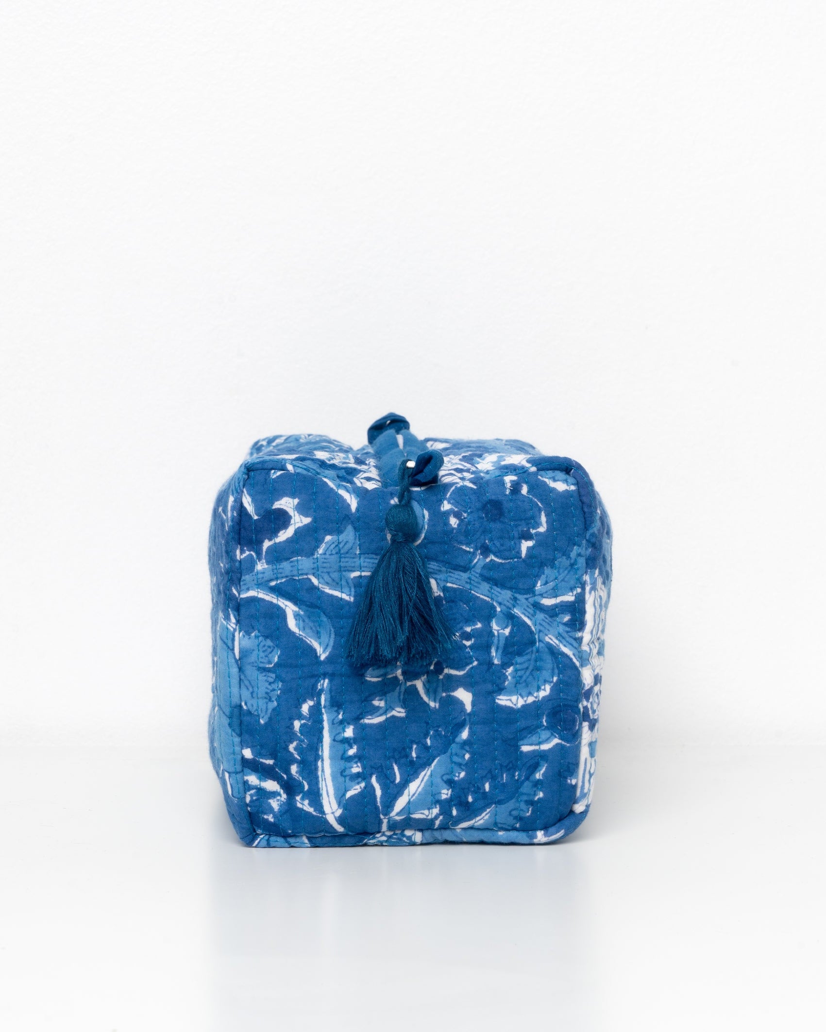 Beauty case da viaggio blu stampato a mano con tecnica block-print.