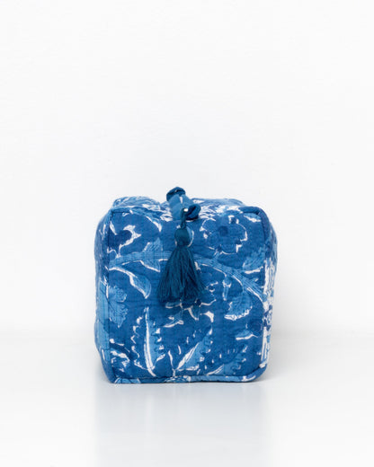 Beauty case da viaggio blu stampato a mano con tecnica block-print.