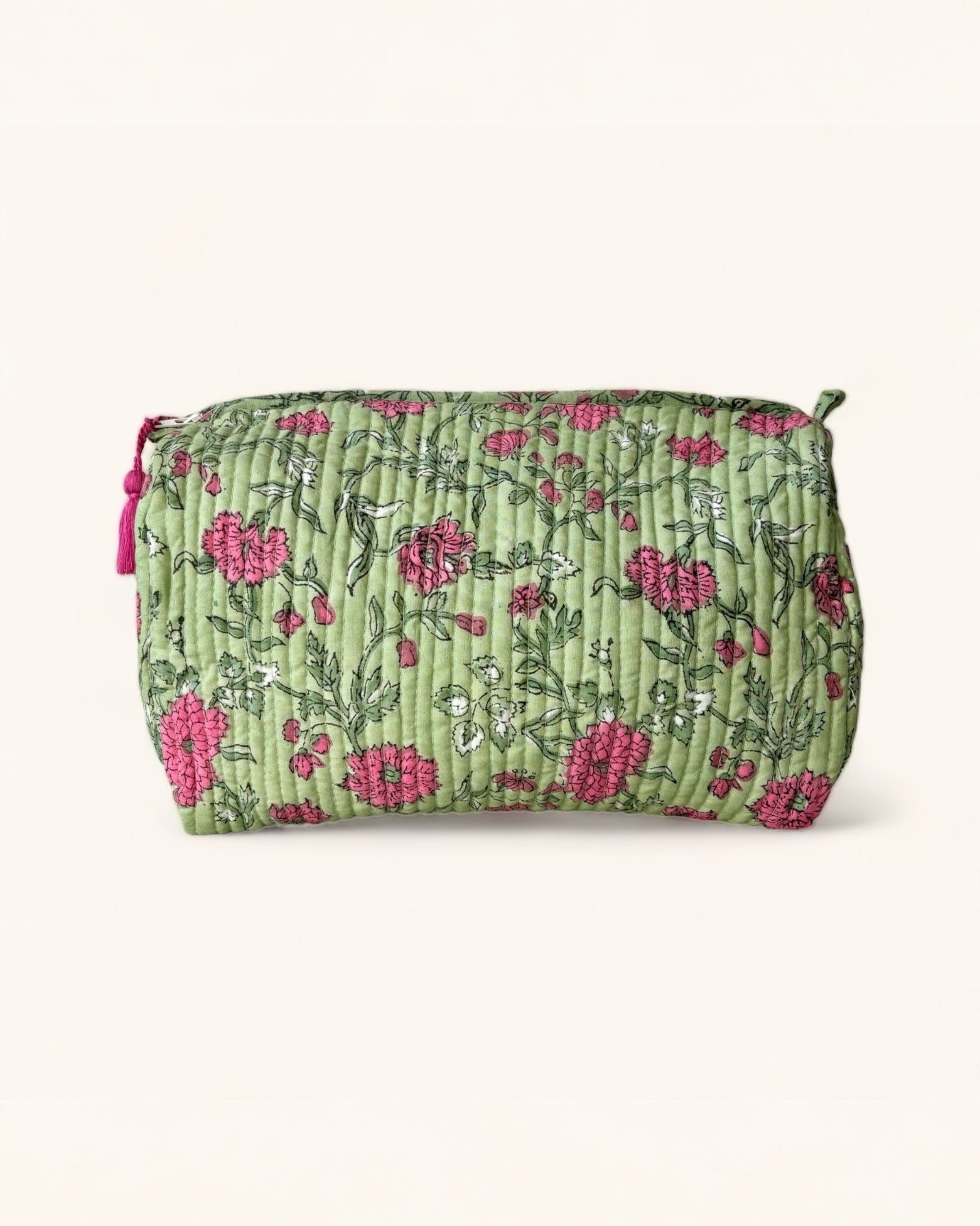 Trousse floreale in cotone trapuntato rosa e verde, perfetta per cosmetici e accessori da viaggio.