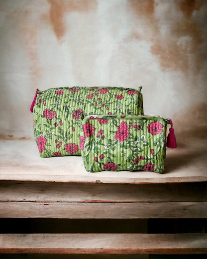 Set di due beauty case handmade con stampa block print, chiusura a lampo decorata con pompom.