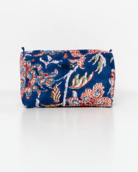 Trousse blu scuro con fiori celesti, rossi e arancio stampati a mano con tecnica block-print.